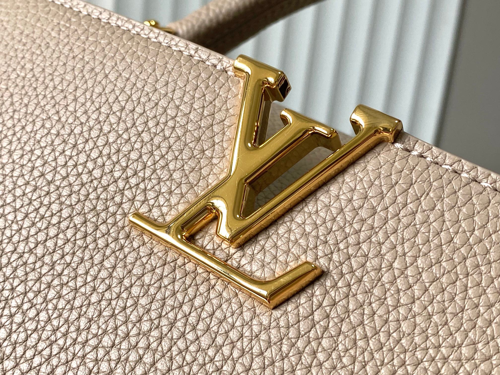 🔸特级精品🔸动态芯片🔸M12935/M48865淡咖圆花环扣款✨本款Capucines 手袋取材柔韧Ta