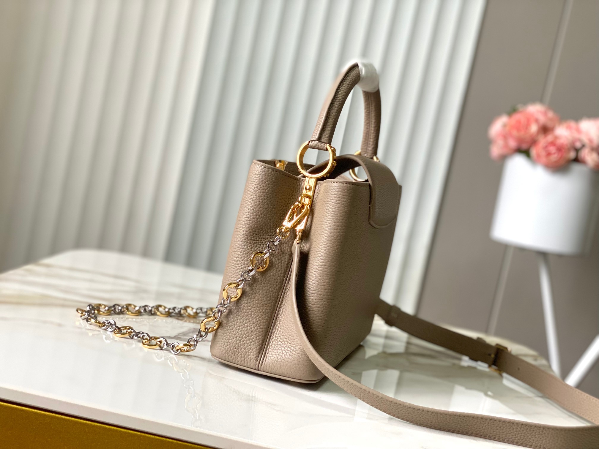 🔸特级精品🔸动态芯片🔸M12935/M48865淡咖圆花环扣款✨本款Capucines 手袋取材柔韧Ta