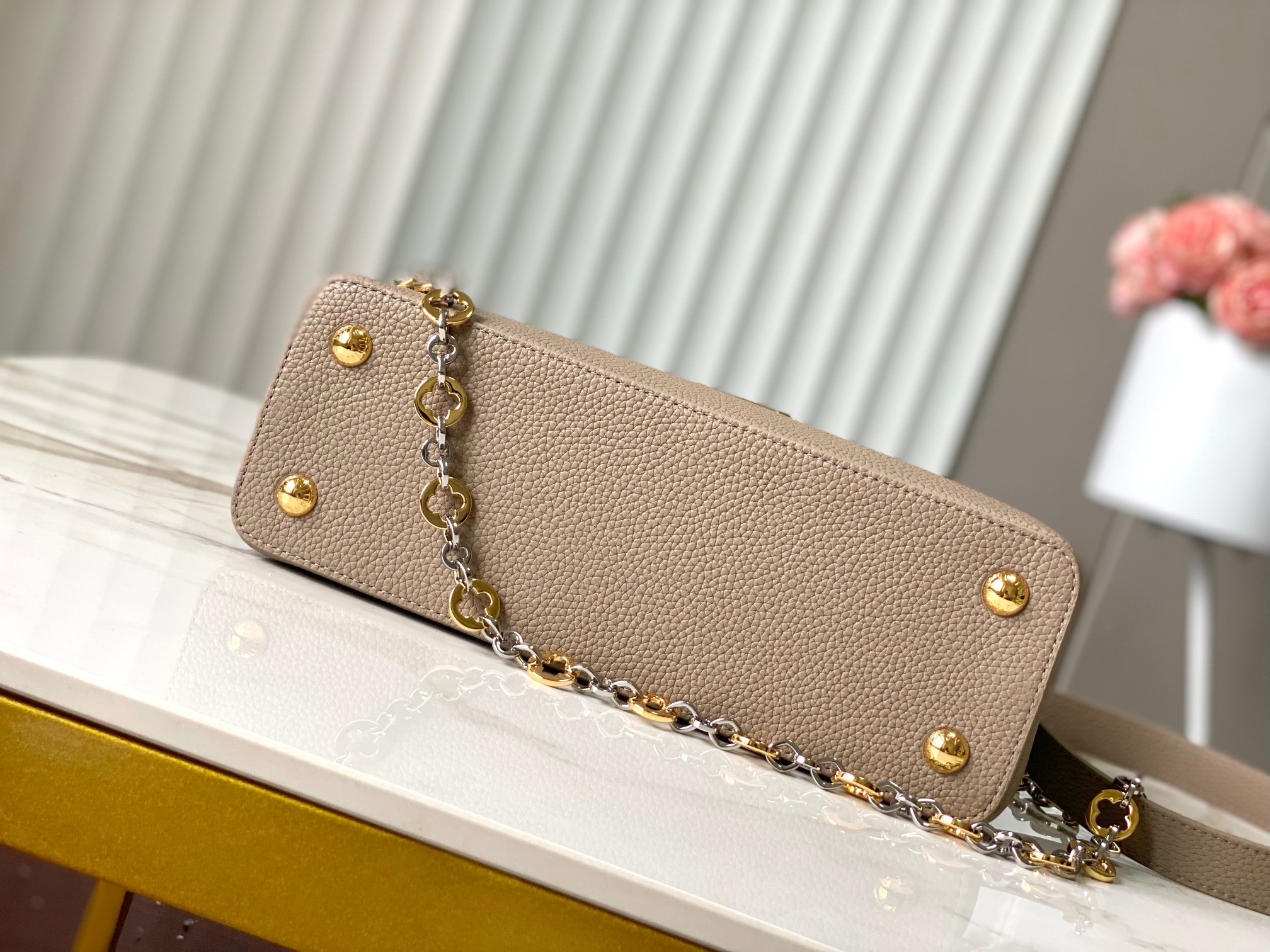 🔸特级精品🔸动态芯片🔸M12935/M48865淡咖圆花环扣款✨本款Capucines 手袋取材柔韧Ta
