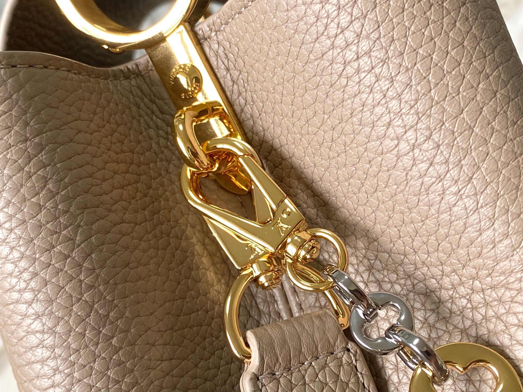 🔸特级精品🔸动态芯片🔸M12935/M48865淡咖圆花环扣款✨本款Capucines 手袋取材柔韧Ta