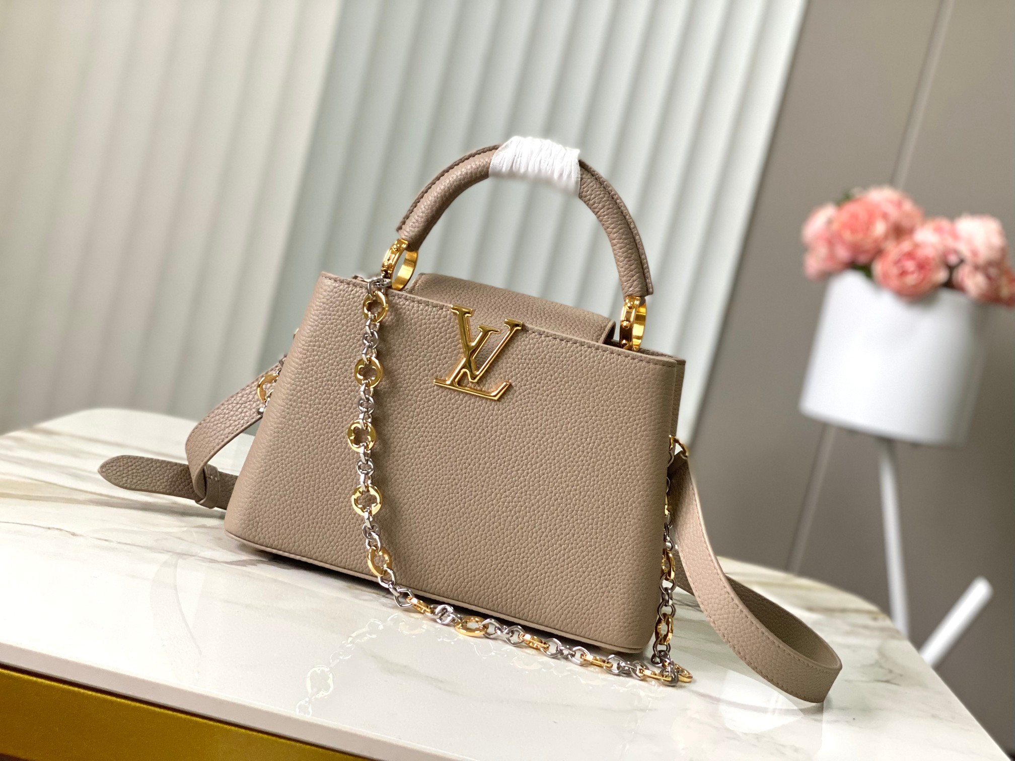 🔸正品原料🔸动态芯片🔸M12935/M48865淡咖圆花环扣款✨本款Capucines 手袋取材柔韧Ta