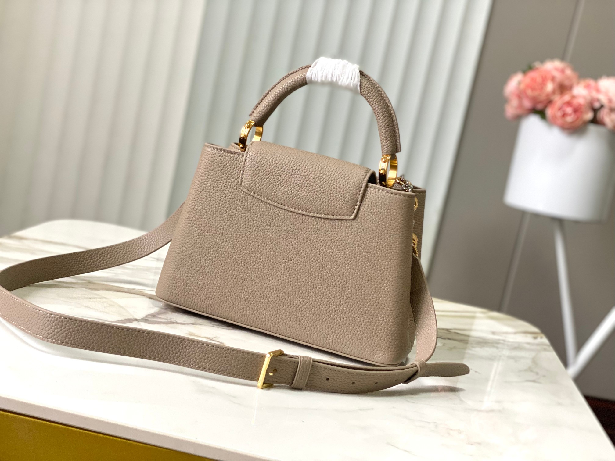 🔸特级精品🔸动态芯片🔸M12935/M48865淡咖圆花环扣款✨本款Capucines 手袋取材柔韧Ta