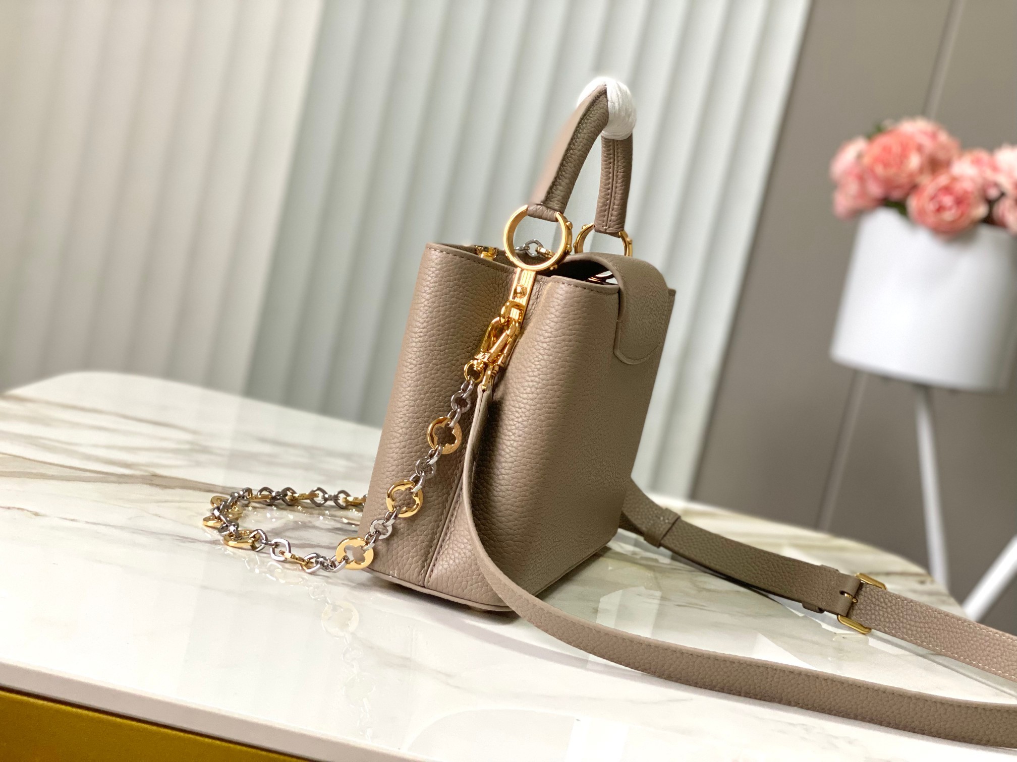 🔸特级精品🔸动态芯片🔸M12935/M48865淡咖圆花环扣款✨本款Capucines 手袋取材柔韧Ta