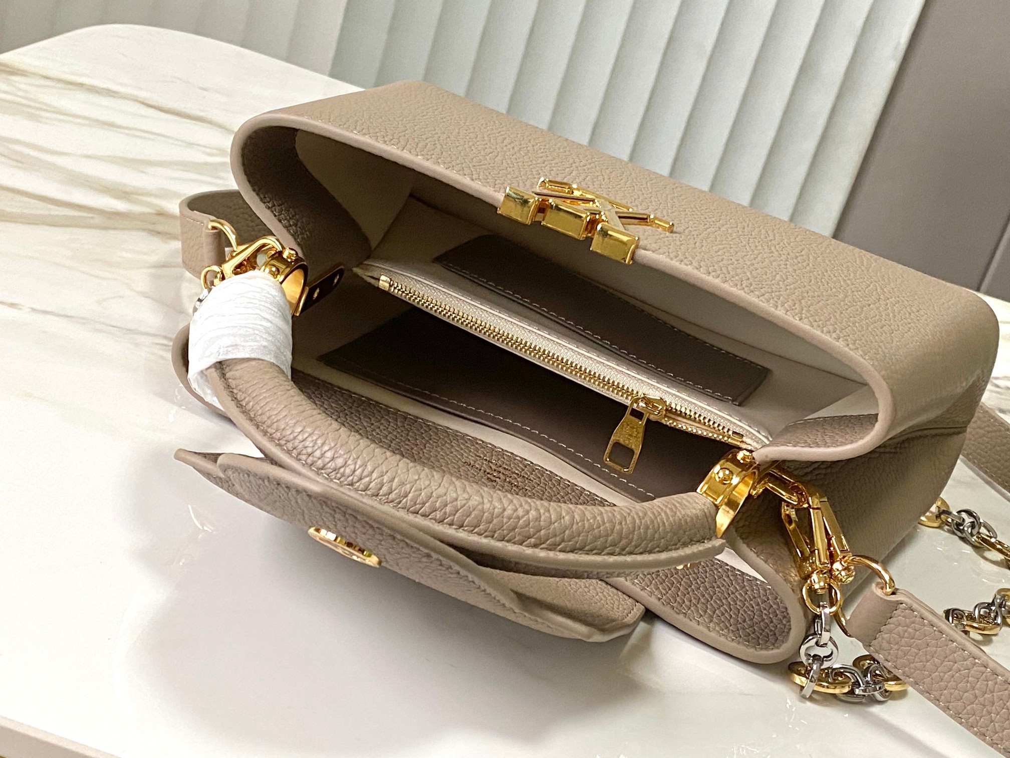 🔸特级精品🔸动态芯片🔸M12935/M48865淡咖圆花环扣款✨本款Capucines 手袋取材柔韧Ta