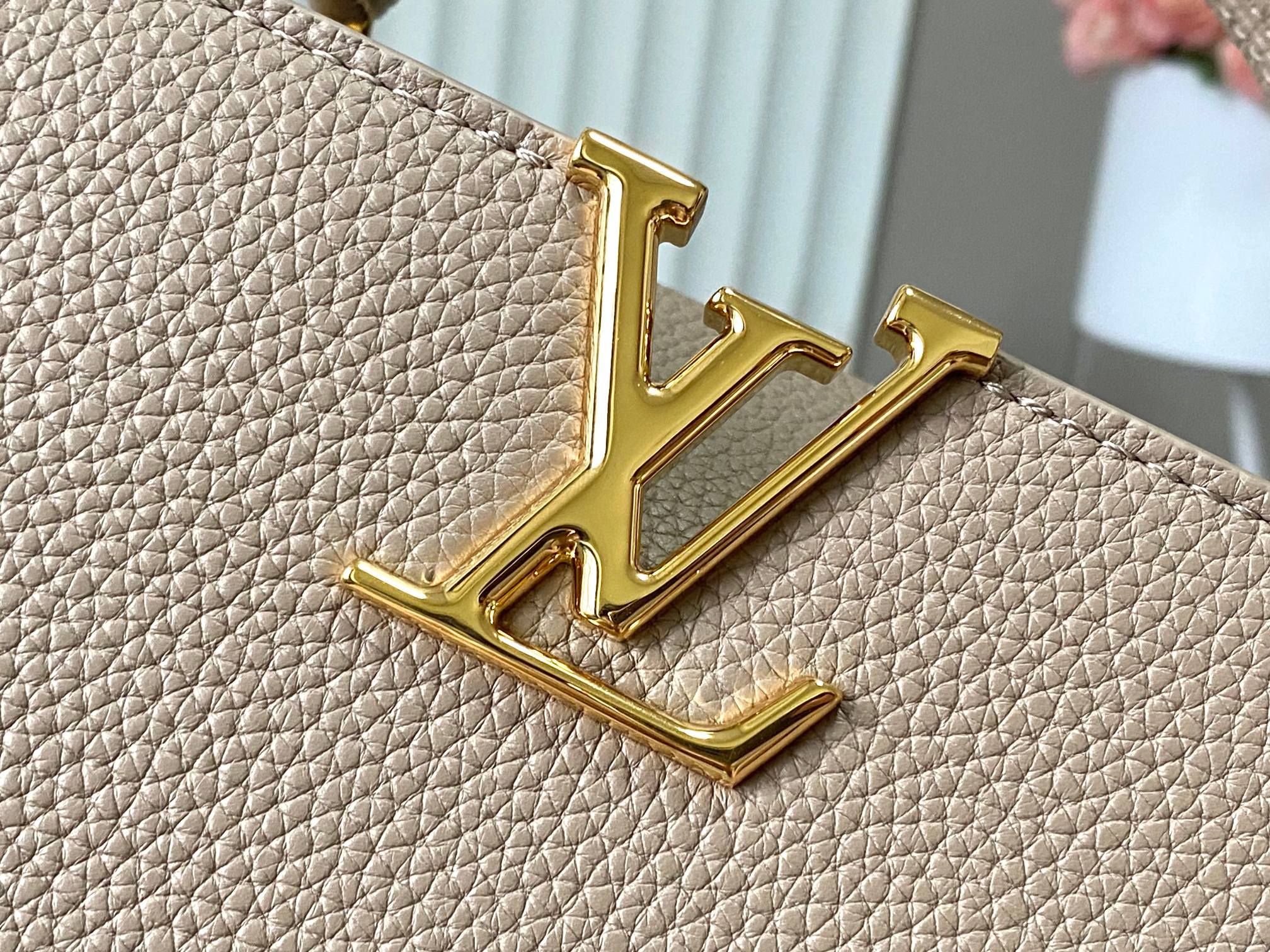 🔸特级精品🔸动态芯片🔸M12935/M48865淡咖圆花环扣款✨本款Capucines 手袋取材柔韧Ta