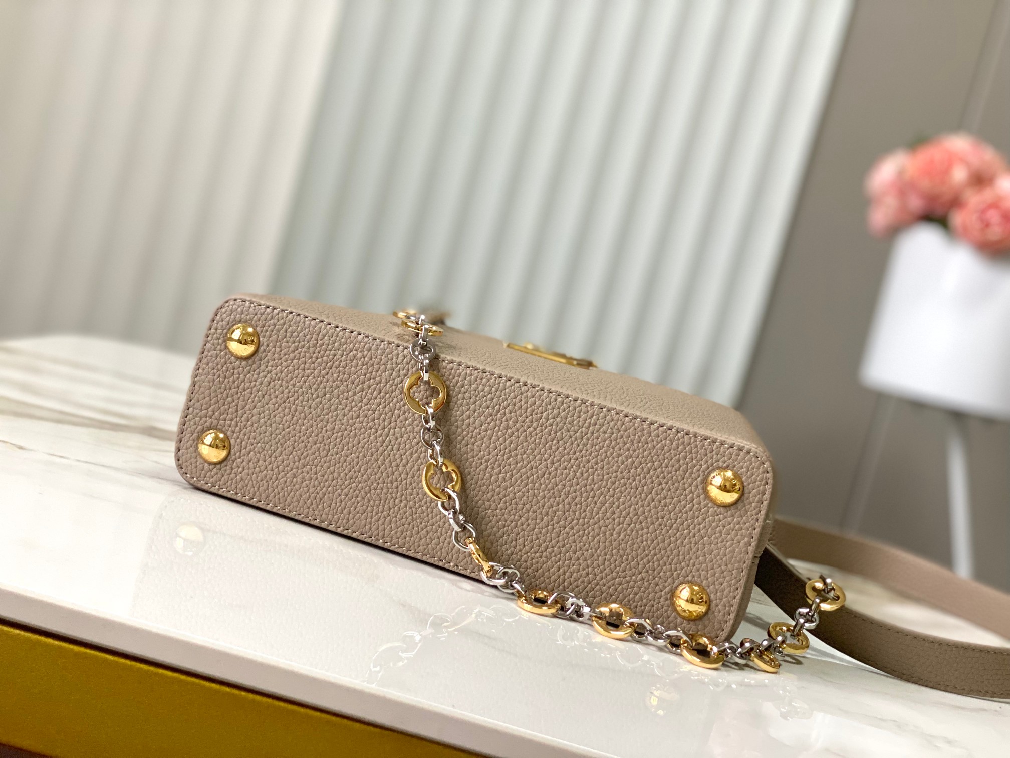 🔸特级精品🔸动态芯片🔸M12935/M48865淡咖圆花环扣款✨本款Capucines 手袋取材柔韧Ta