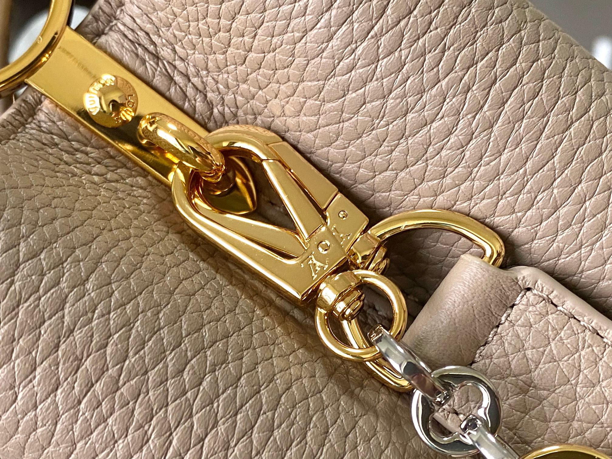 🔸特级精品🔸动态芯片🔸M12935/M48865淡咖圆花环扣款✨本款Capucines 手袋取材柔韧Ta