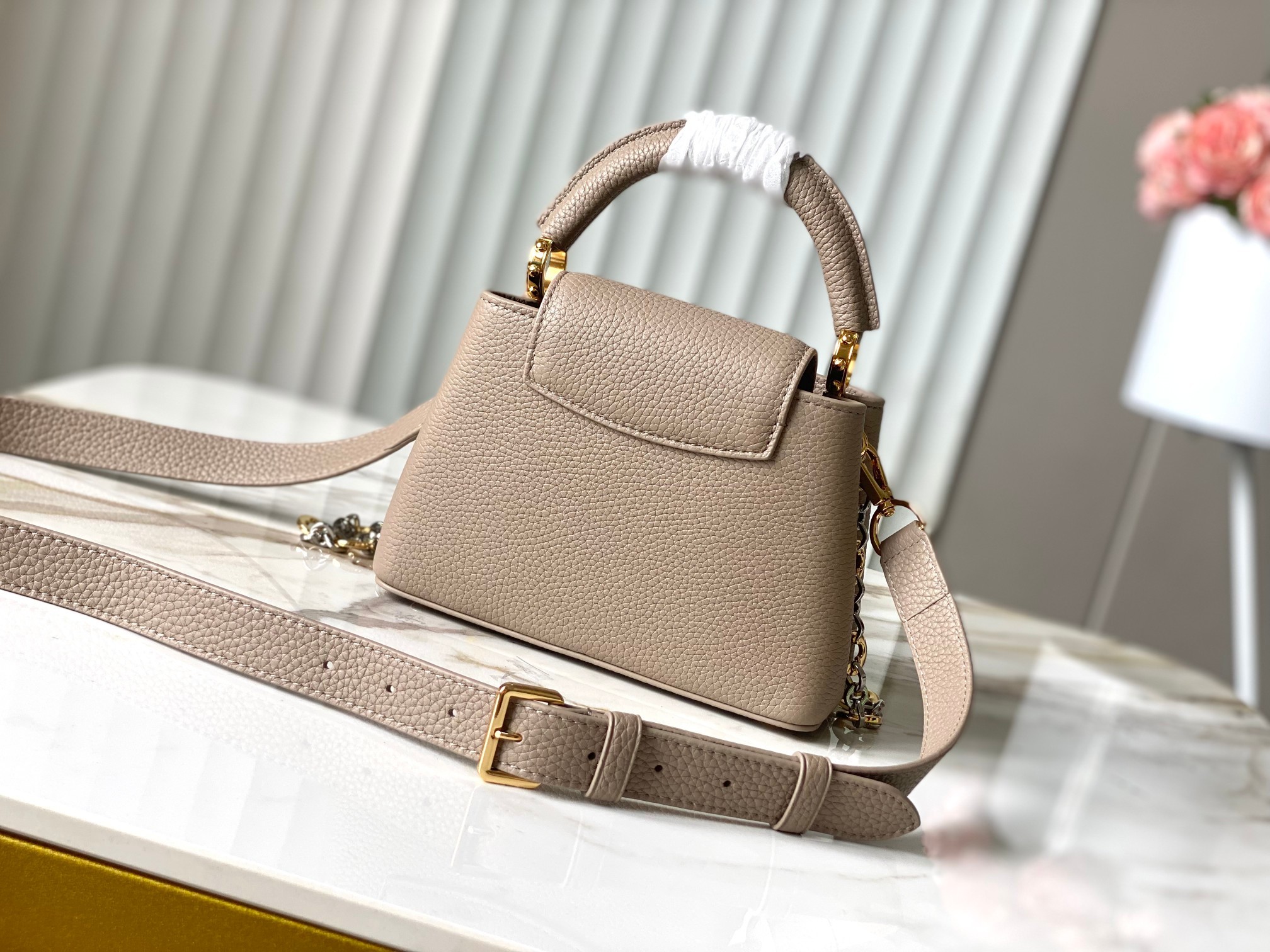 🔸正品原料🔸动态芯片🔸M12935/M48865淡咖圆花环扣款✨本款Capucines 手袋取材柔韧Ta