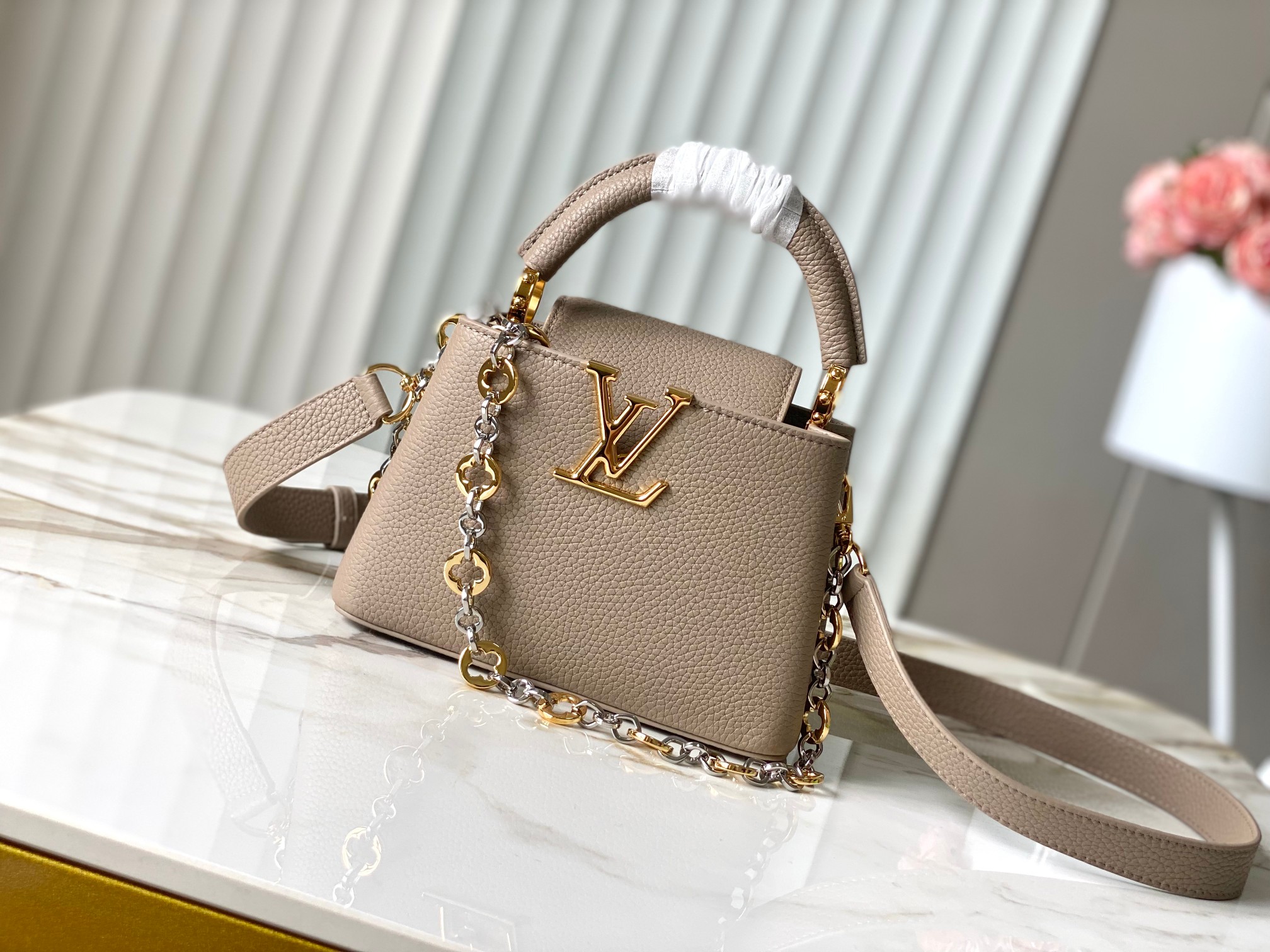 🔸特级精品🔸动态芯片🔸M12935/M48865淡咖圆花环扣款✨本款Capucines 手袋取材柔韧Ta