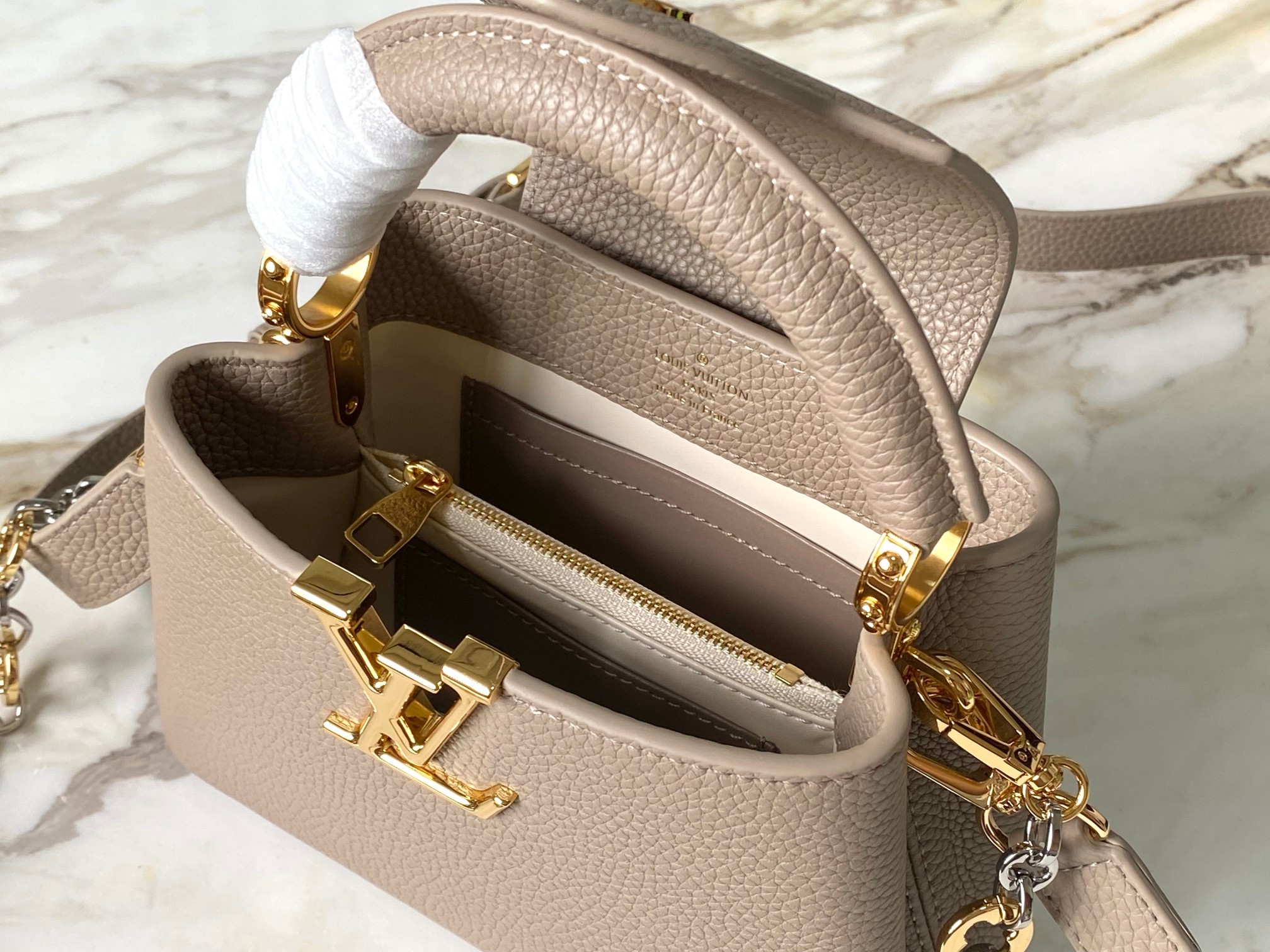 🔸正品原料🔸动态芯片🔸M12935/M48865淡咖圆花环扣款✨本款Capucines 手袋取材柔韧Ta