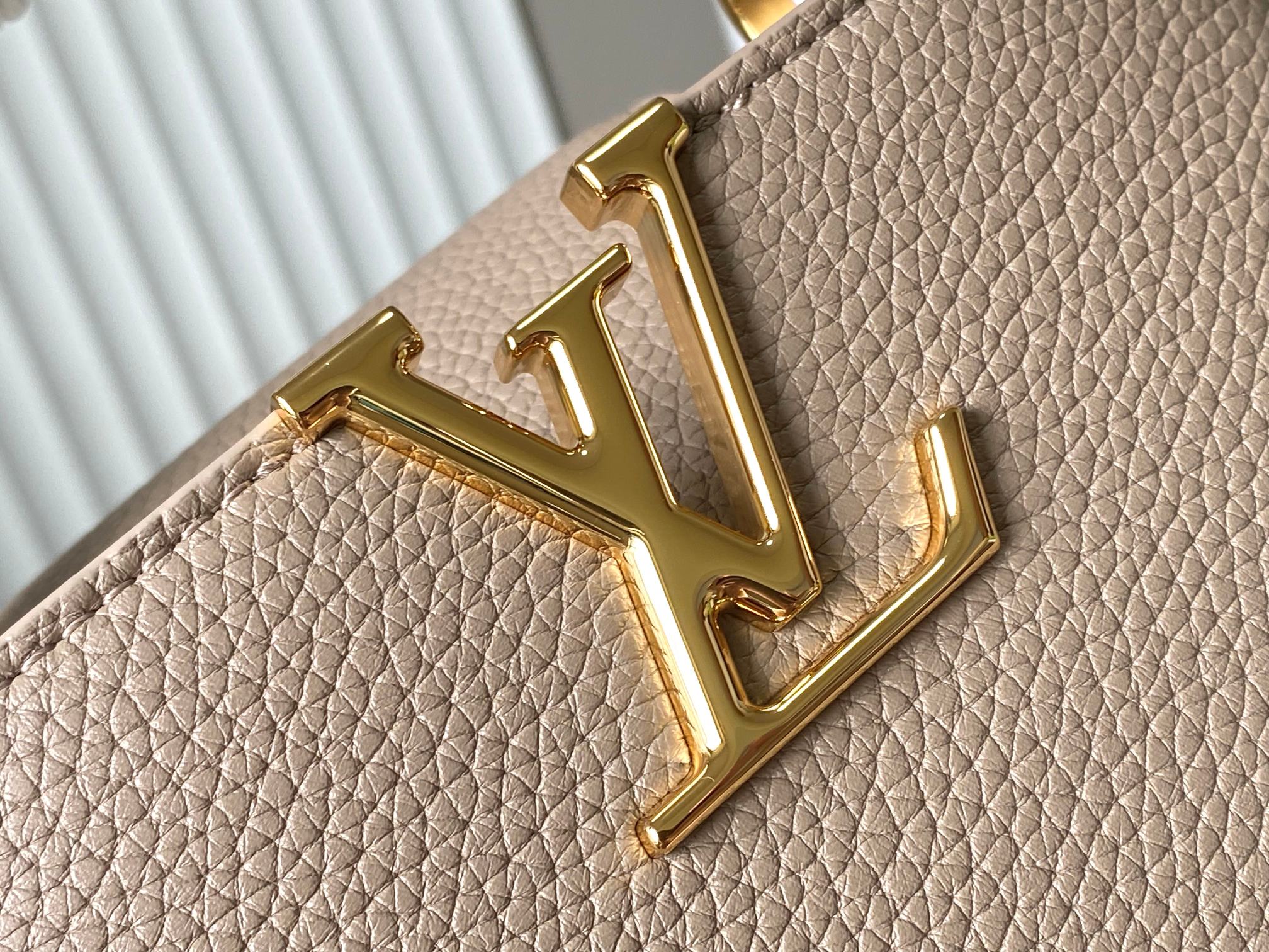 🔸正品原料🔸动态芯片🔸M12935/M48865淡咖圆花环扣款✨本款Capucines 手袋取材柔韧Ta