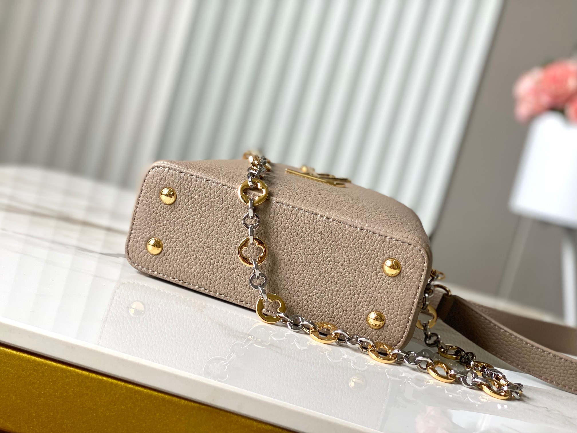🔸正品原料🔸动态芯片🔸M12935/M48865淡咖圆花环扣款✨本款Capucines 手袋取材柔韧Ta
