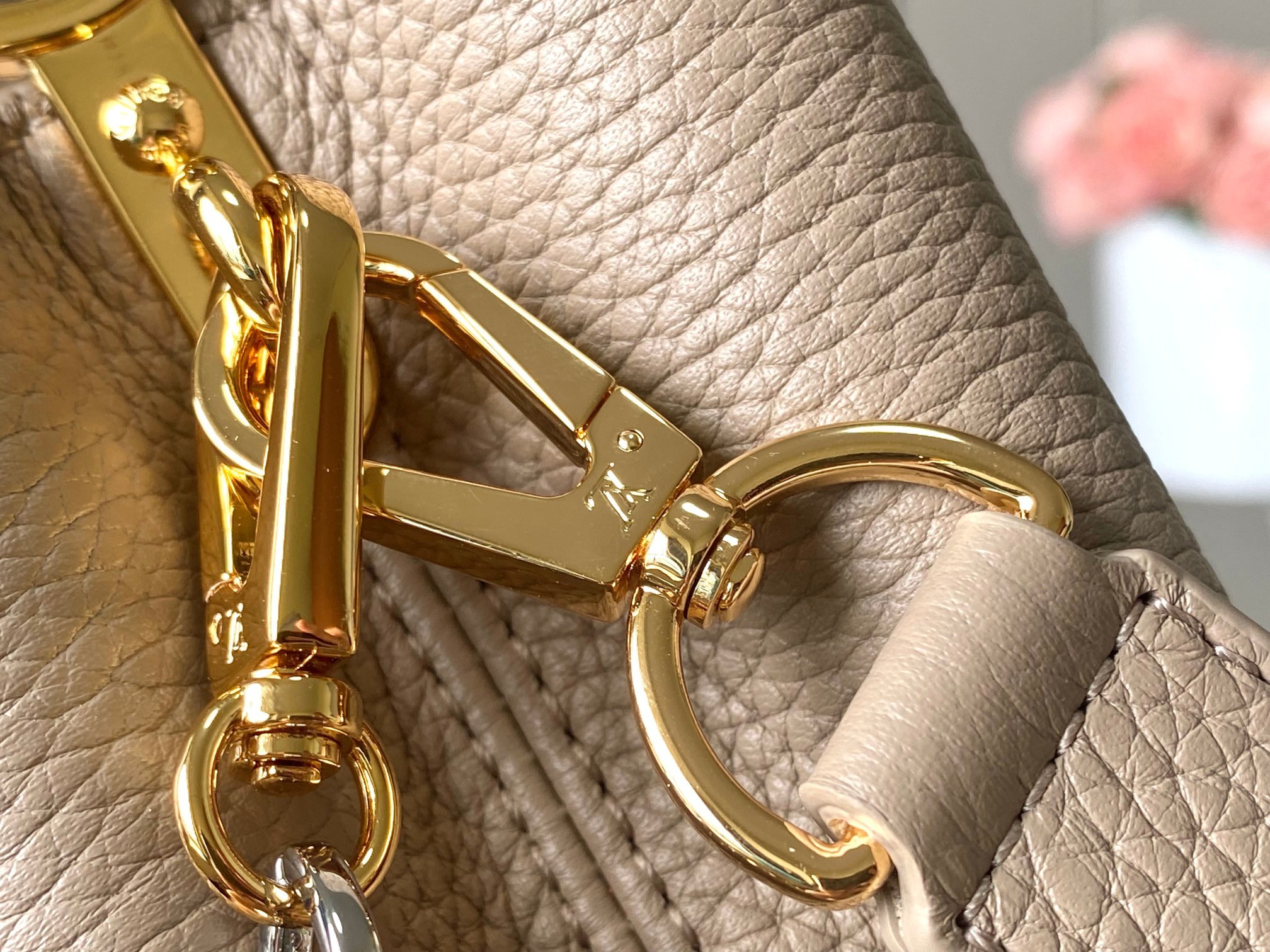 🔸正品原料🔸动态芯片🔸M12935/M48865淡咖圆花环扣款✨本款Capucines 手袋取材柔韧Ta