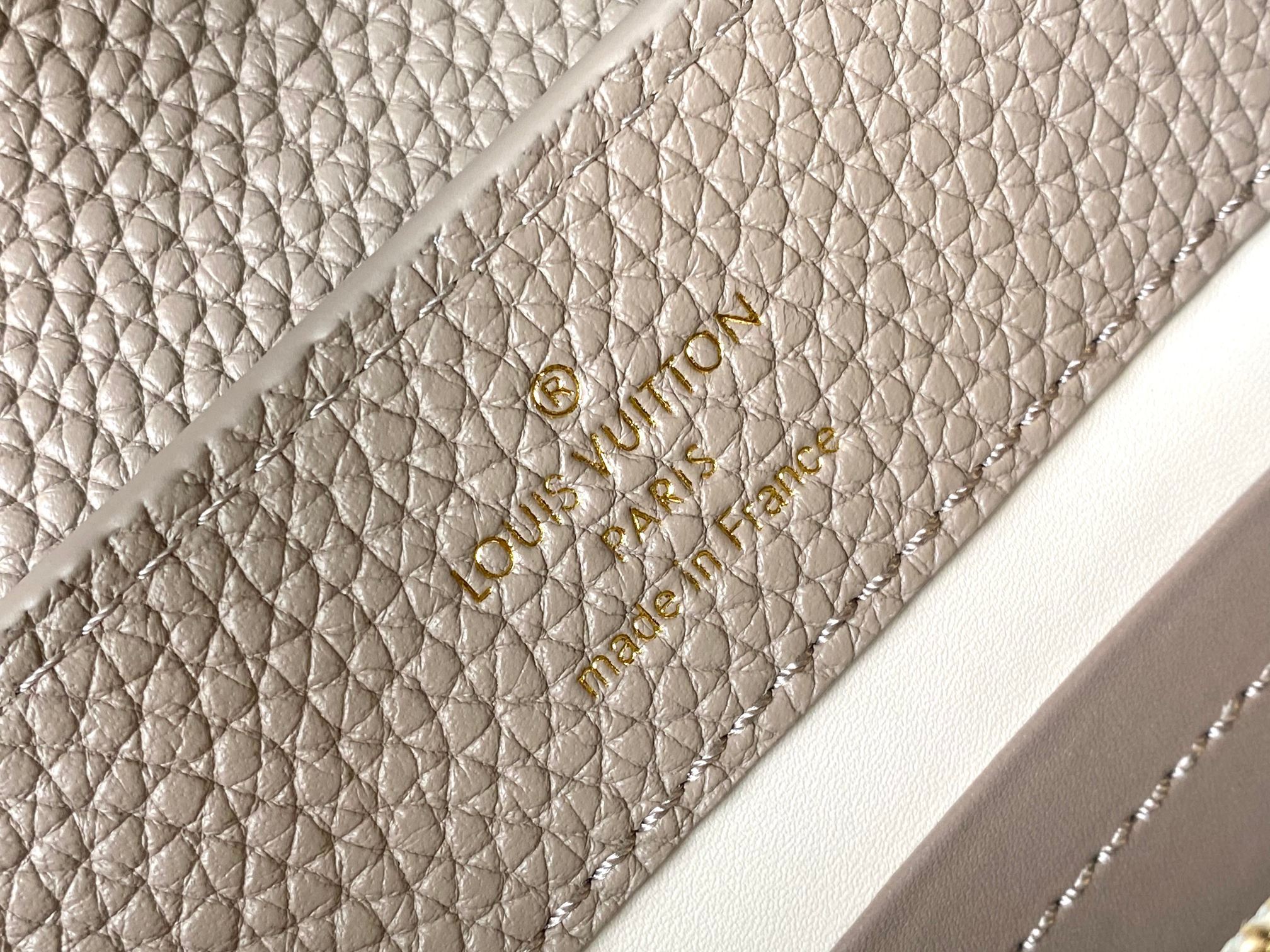 🔸正品原料🔸动态芯片🔸M12935/M48865淡咖圆花环扣款✨本款Capucines 手袋取材柔韧Ta