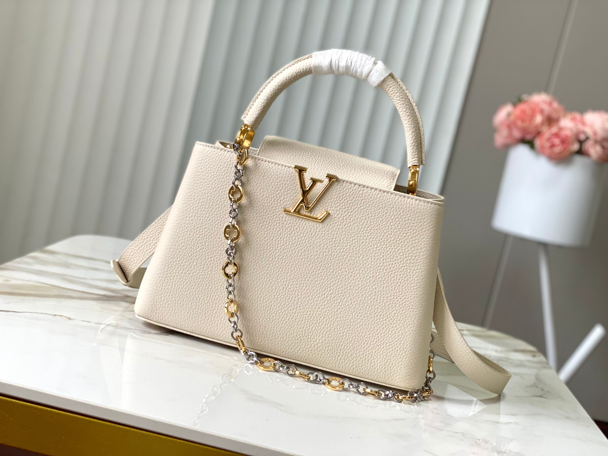 🔸正品原料🔸动态芯片🔸M12938/M48865奶白圆花环扣款✨本款Capucines 手袋取材柔韧Ta