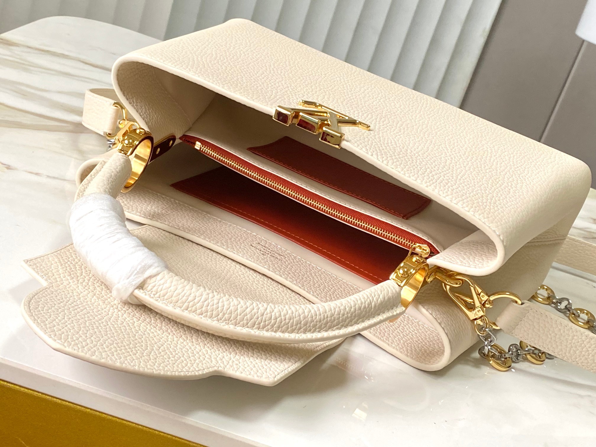 🔸特级精品🔸动态芯片🔸M12938/M48865奶白圆花环扣款✨本款Capucines 手袋取材柔韧Ta