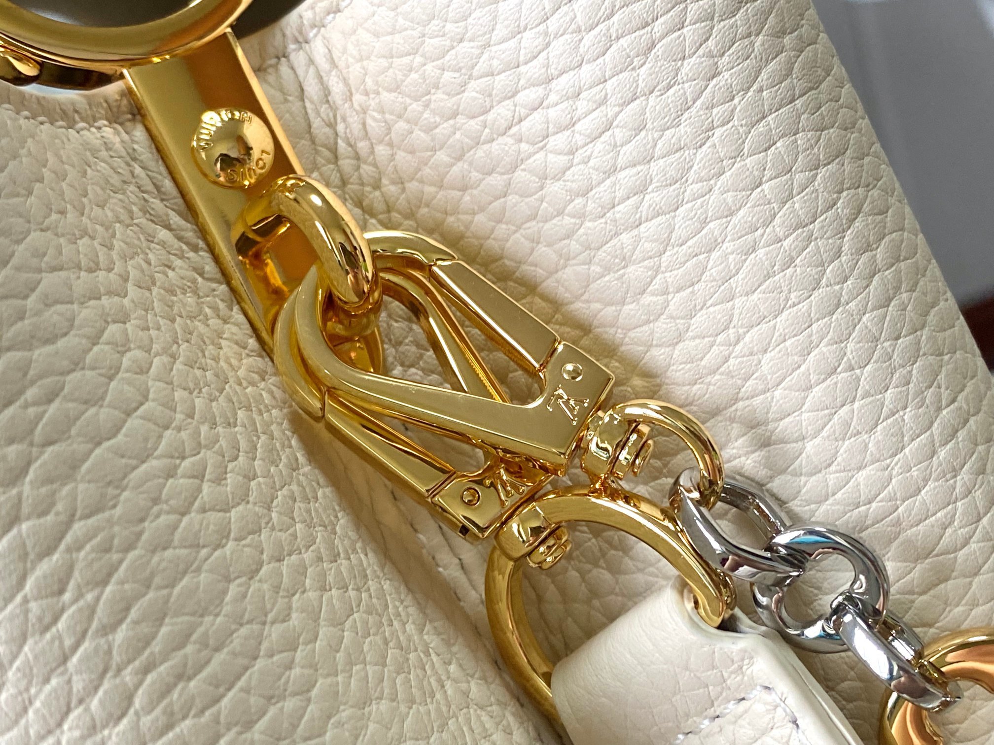 🔸特级精品🔸动态芯片🔸M12938/M48865奶白圆花环扣款✨本款Capucines 手袋取材柔韧Ta