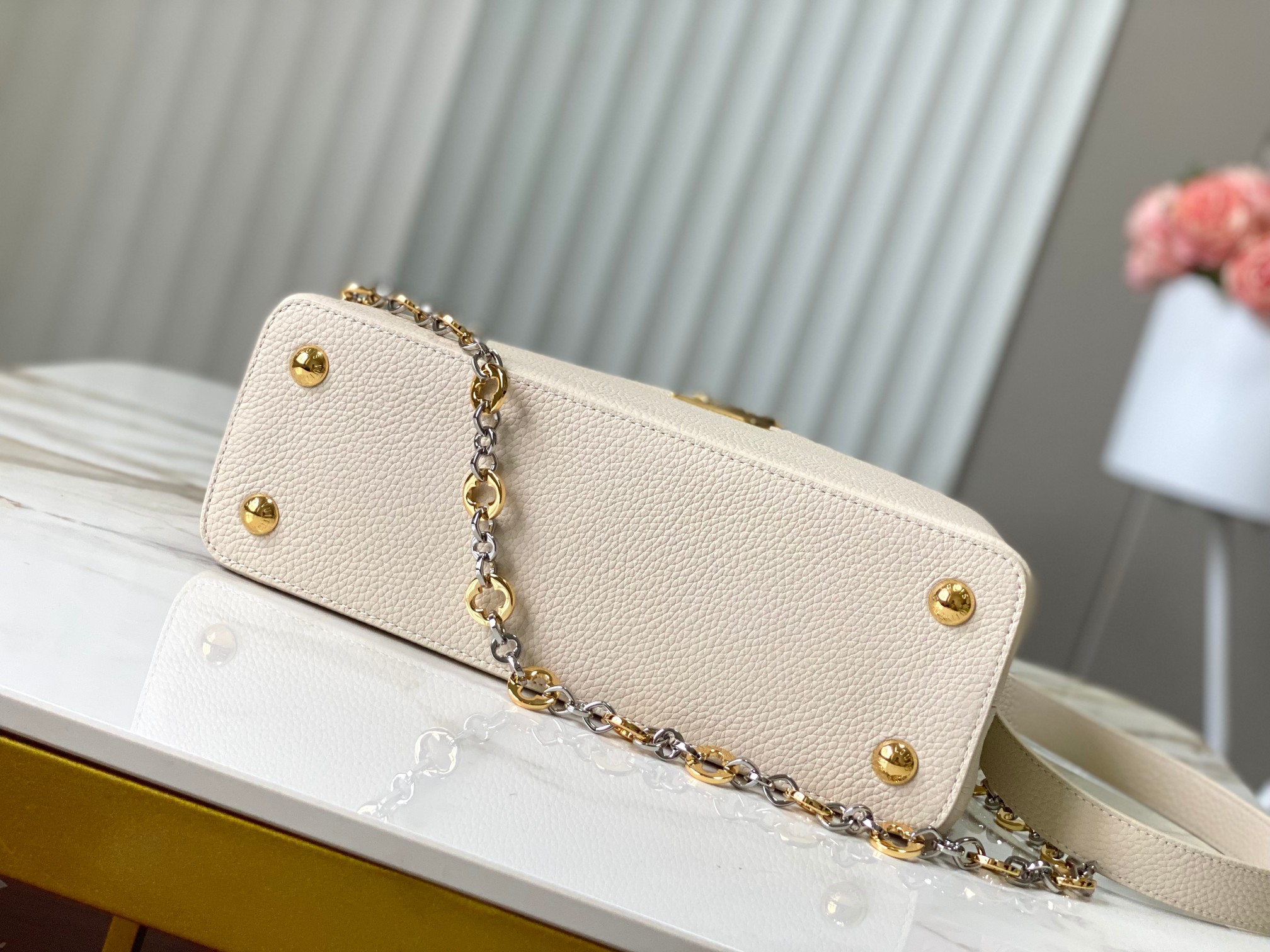 🔸特级精品🔸动态芯片🔸M12938/M48865奶白圆花环扣款✨本款Capucines 手袋取材柔韧Ta