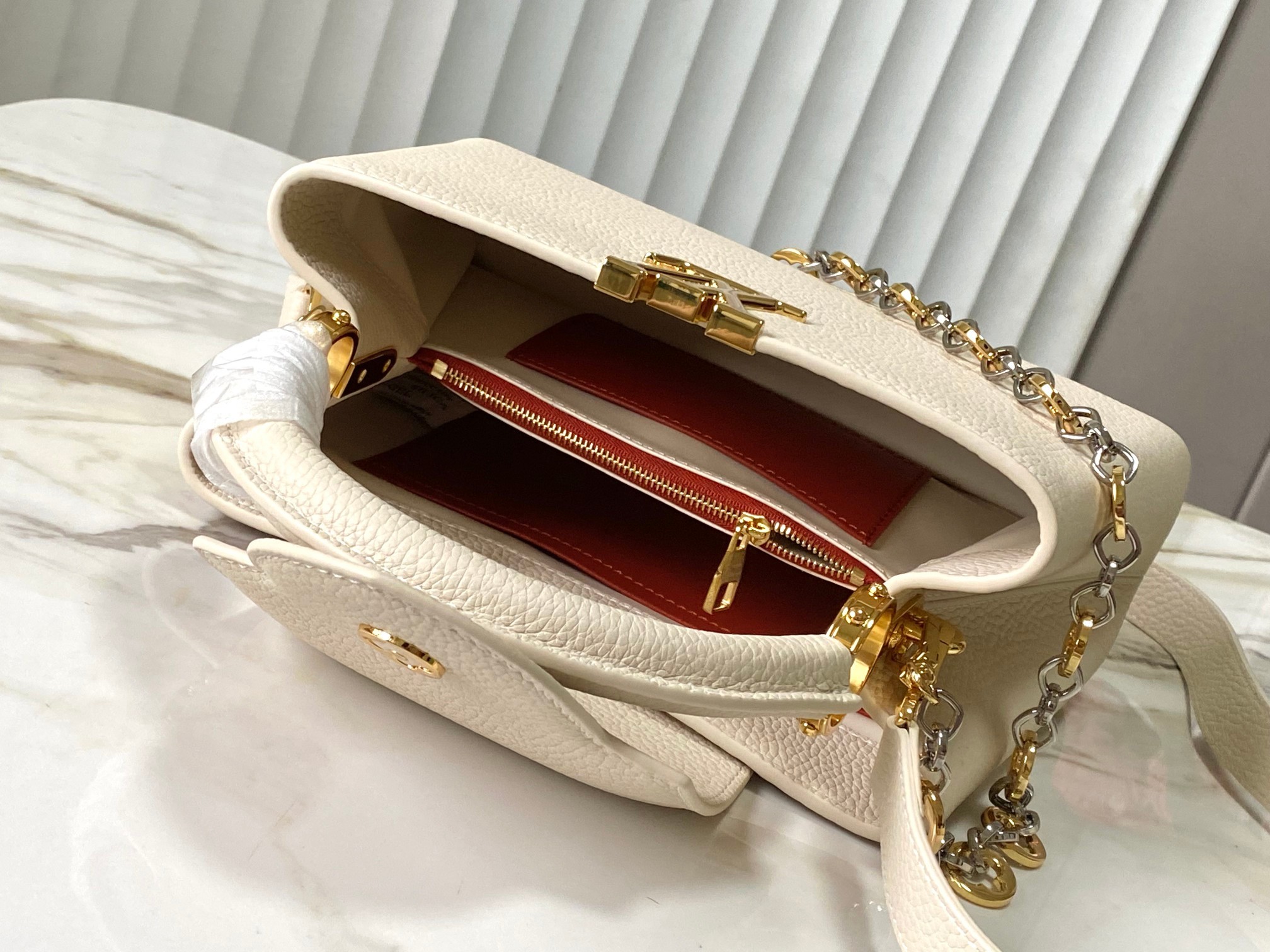 🔸特级精品🔸动态芯片🔸M12938/M48865奶白圆花环扣款✨本款Capucines 手袋取材柔韧Ta