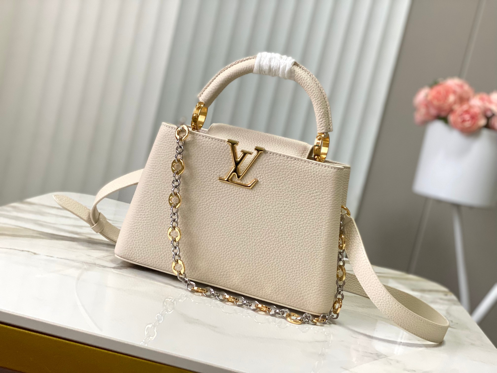 🔸正品原料🔸动态芯片🔸M12938/M48865奶白圆花环扣款✨本款Capucines 手袋取材柔韧Ta