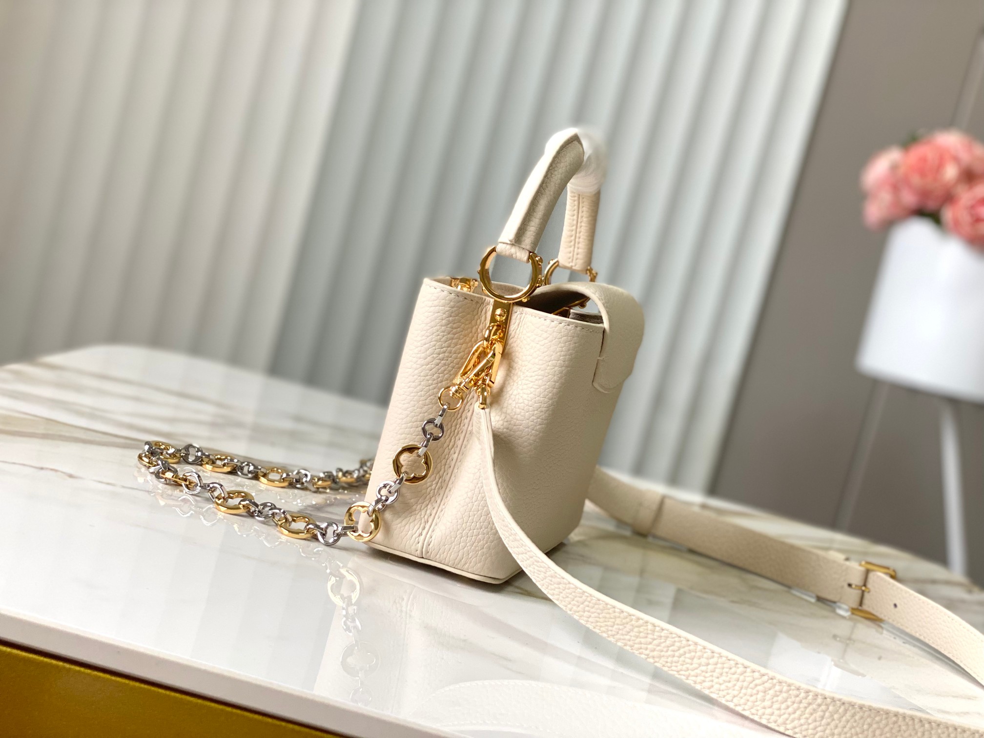 🔸特级精品🔸动态芯片🔸M12938/M48865奶白圆花环扣款✨本款Capucines 手袋取材柔韧Ta