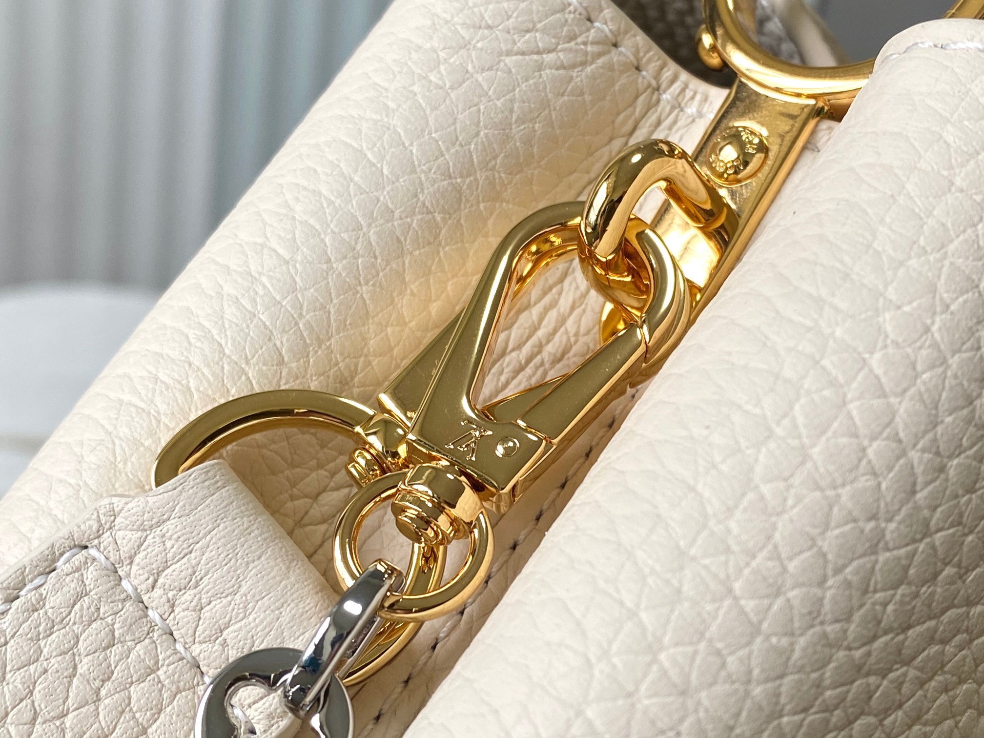 🔸特级精品🔸动态芯片🔸M12938/M48865奶白圆花环扣款✨本款Capucines 手袋取材柔韧Ta