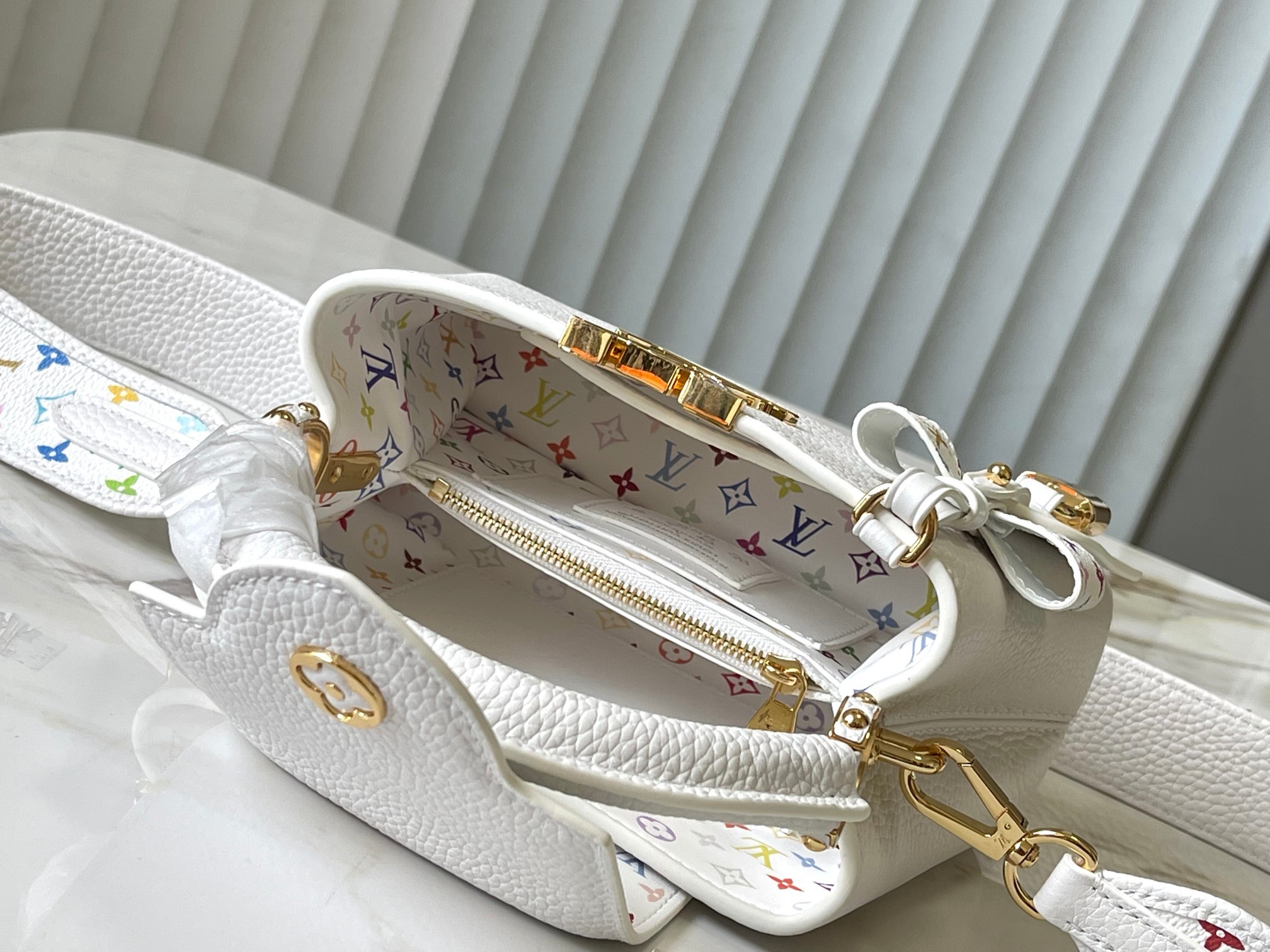 🔹正品原料🔹动态芯片🔹M13253/M48865白拼紫三彩款🔹本款 Capucines手袋出自路易x村上