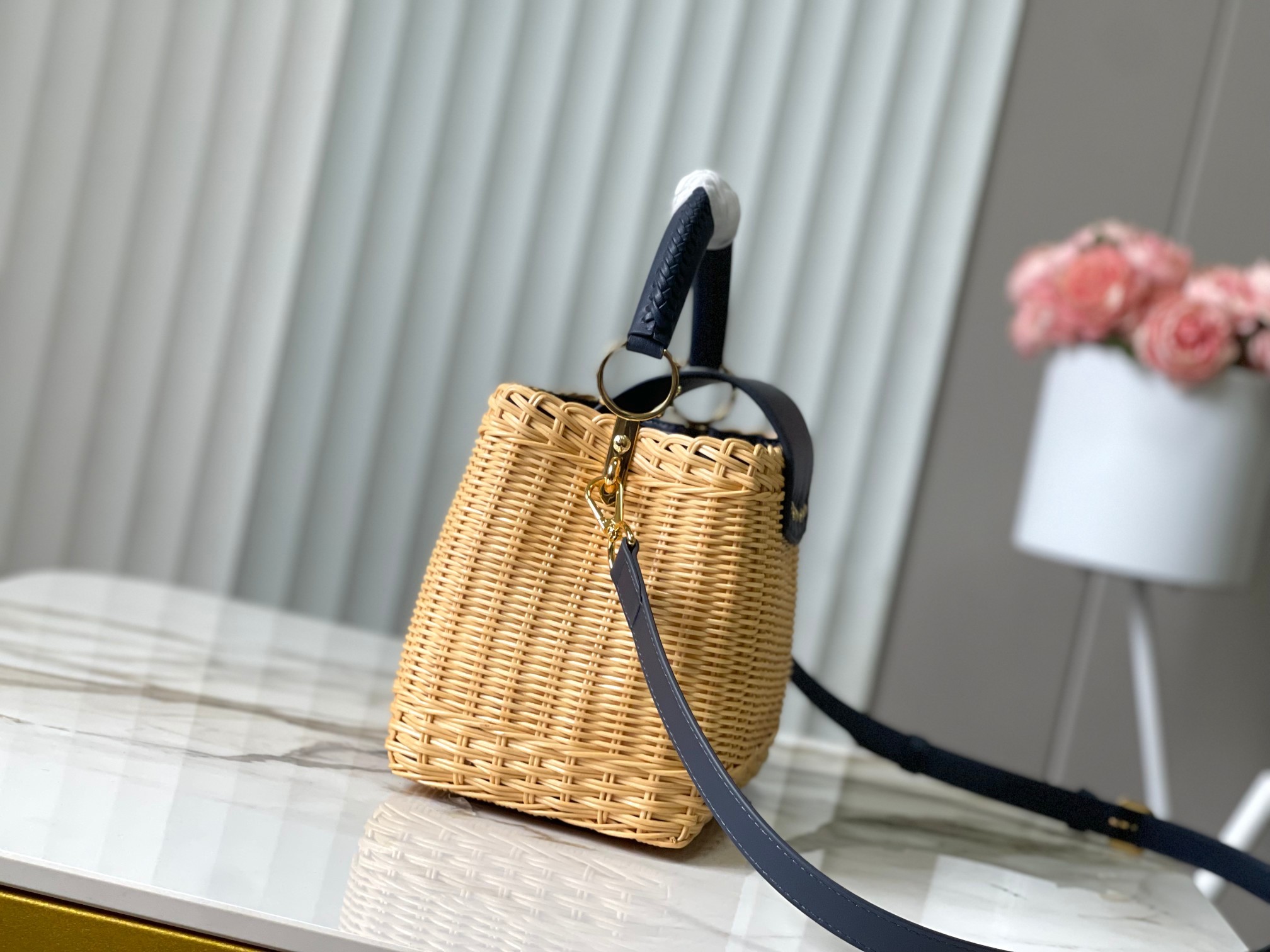 🔹正品原料🔹动态芯片🔹M14366/M48865深蓝编织印花竹篮🔹本款Capucines手袋回溯品牌于1