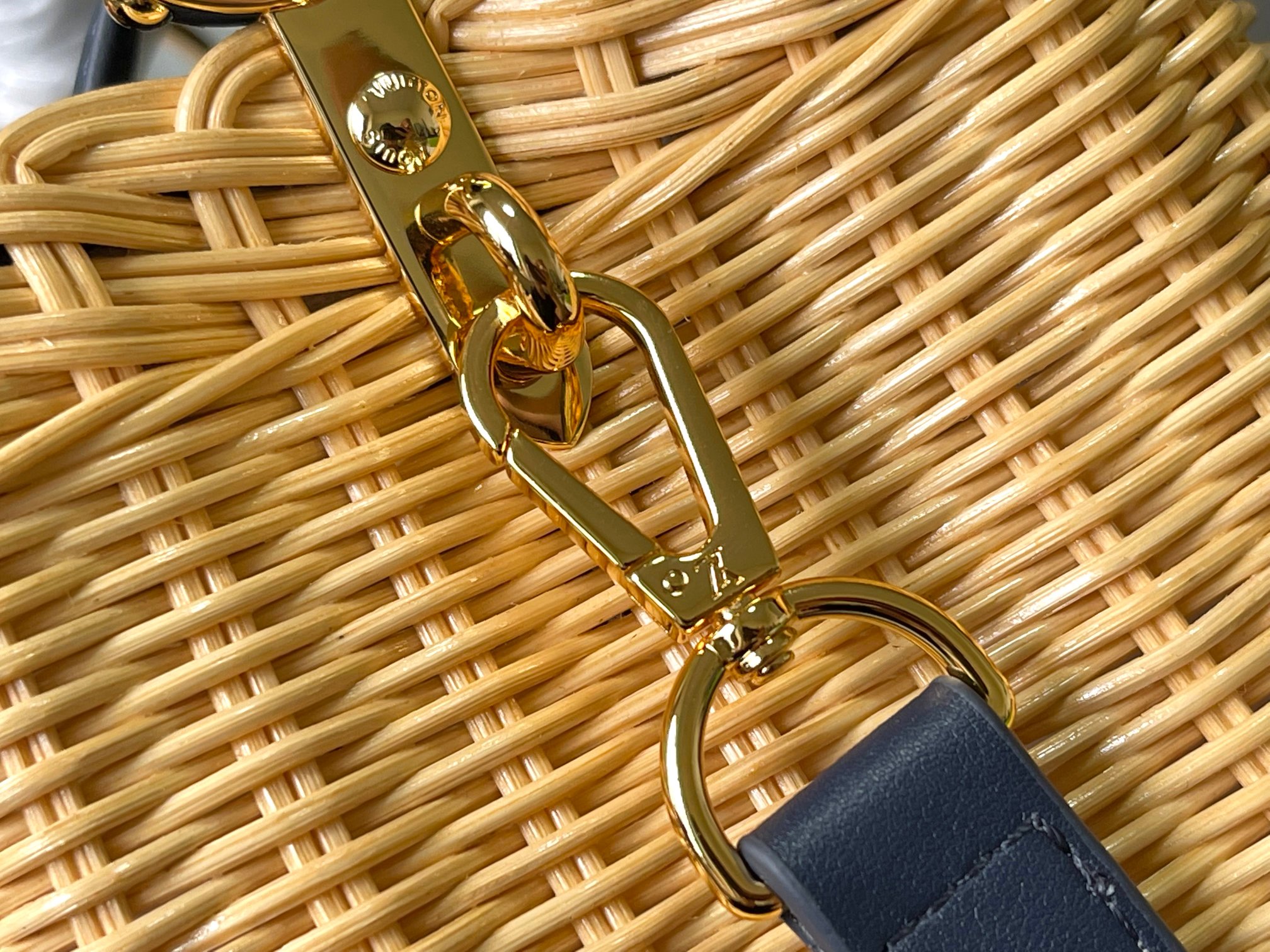 🔹正品原料🔹动态芯片🔹M14366/M48865深蓝编织印花竹篮🔹本款Capucines手袋回溯品牌于1