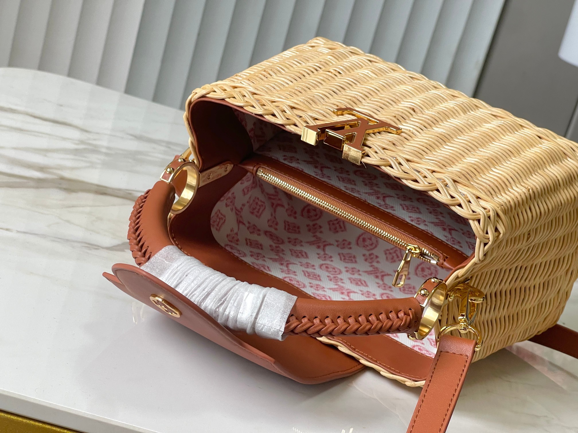 🔹正品原料🔹动态芯片🔹M26025/M48865棕色编织印花竹篮🔹本款Capucines手袋回溯品牌于1