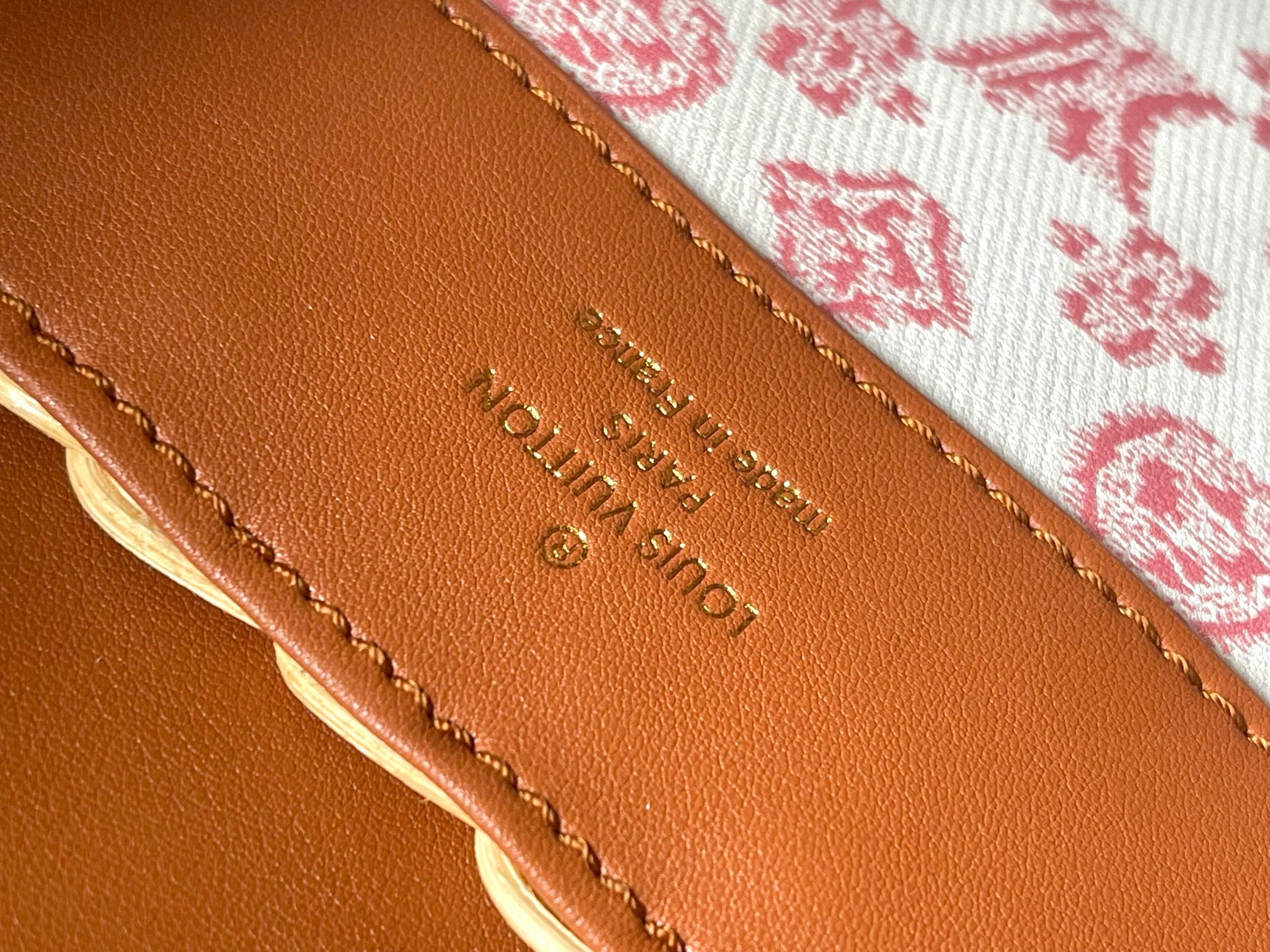 🔹正品原料🔹动态芯片🔹M26025/M48865棕色编织印花竹篮🔹本款Capucines手袋回溯品牌于1