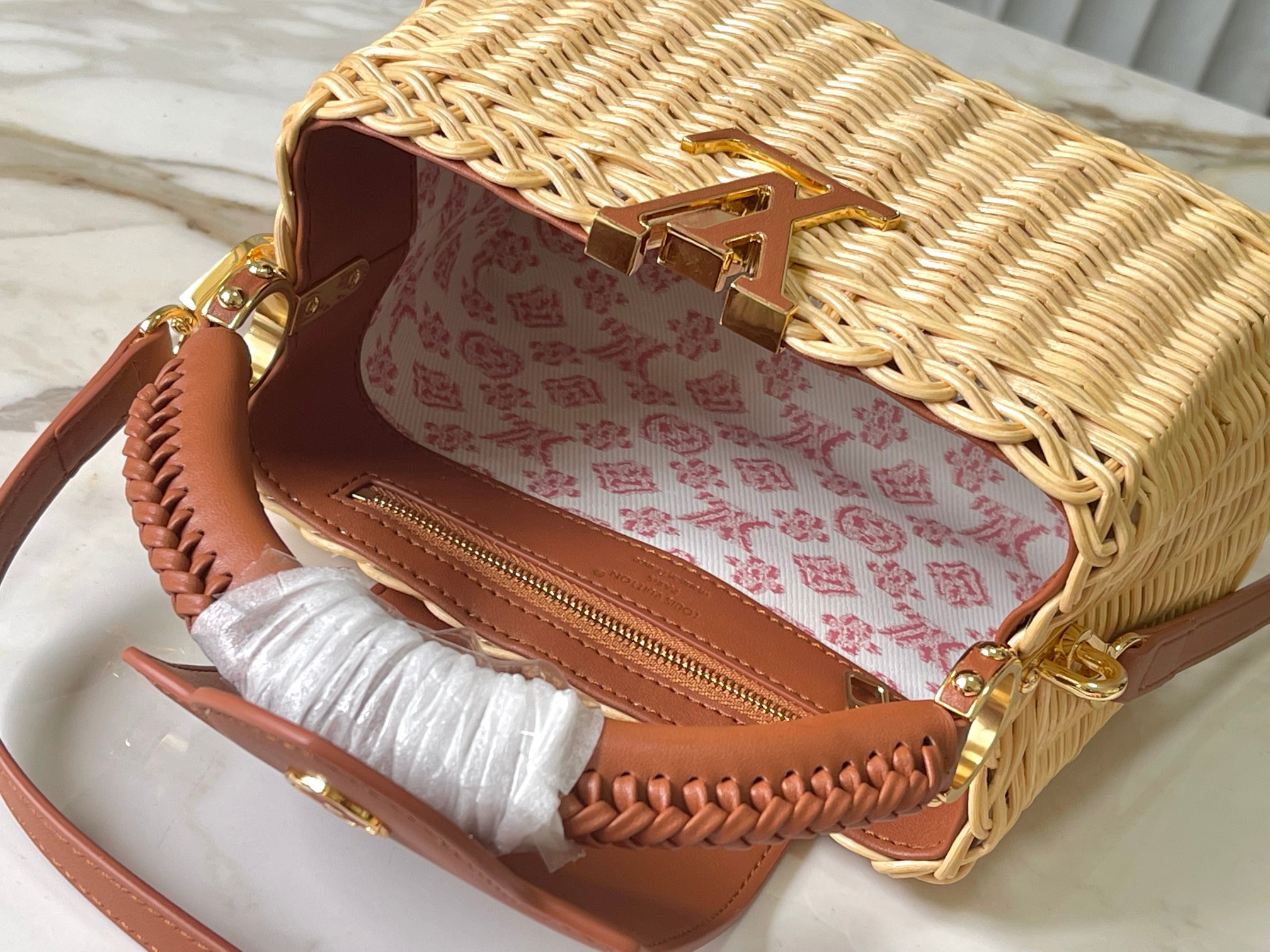 🔹正品原料🔹动态芯片🔹M26025/M48865棕色编织印花竹篮🔹本款Capucines手袋回溯品牌于1