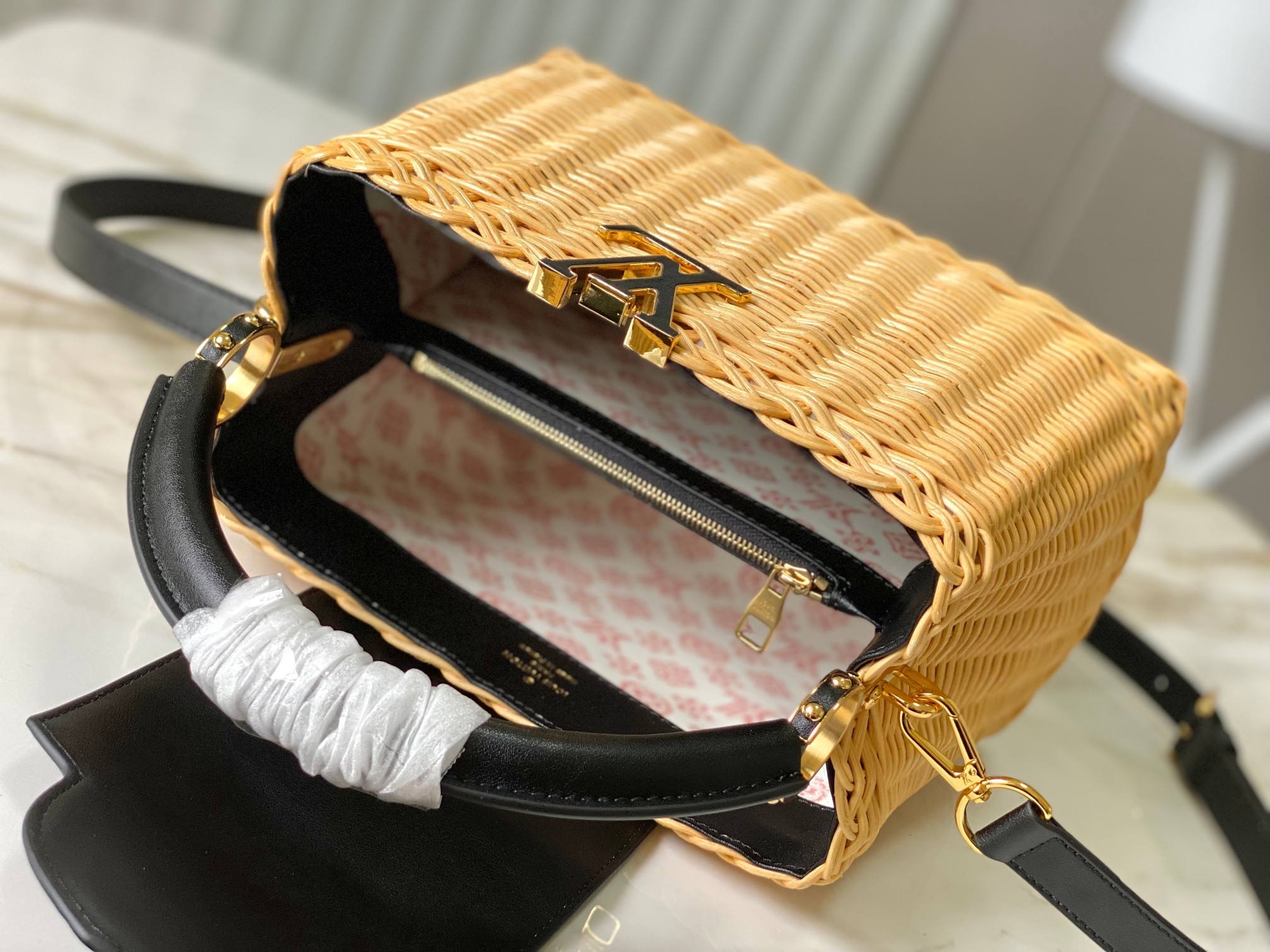 🔹特级精品🔹动态芯片🔹M26003/M48865黑印花竹篮🔹本款Capucines手袋向路易威登于189