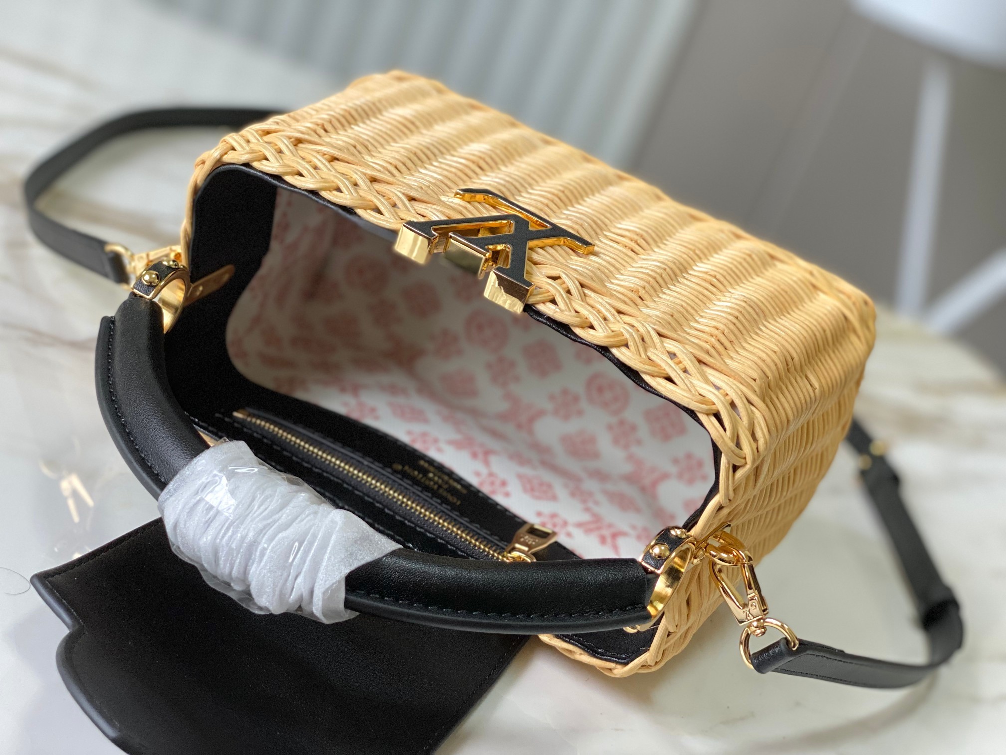 🔹正品原料🔹动态芯片🔹M26003/M48865黑印花竹篮🔹本款Capucines手袋向路易威登于189