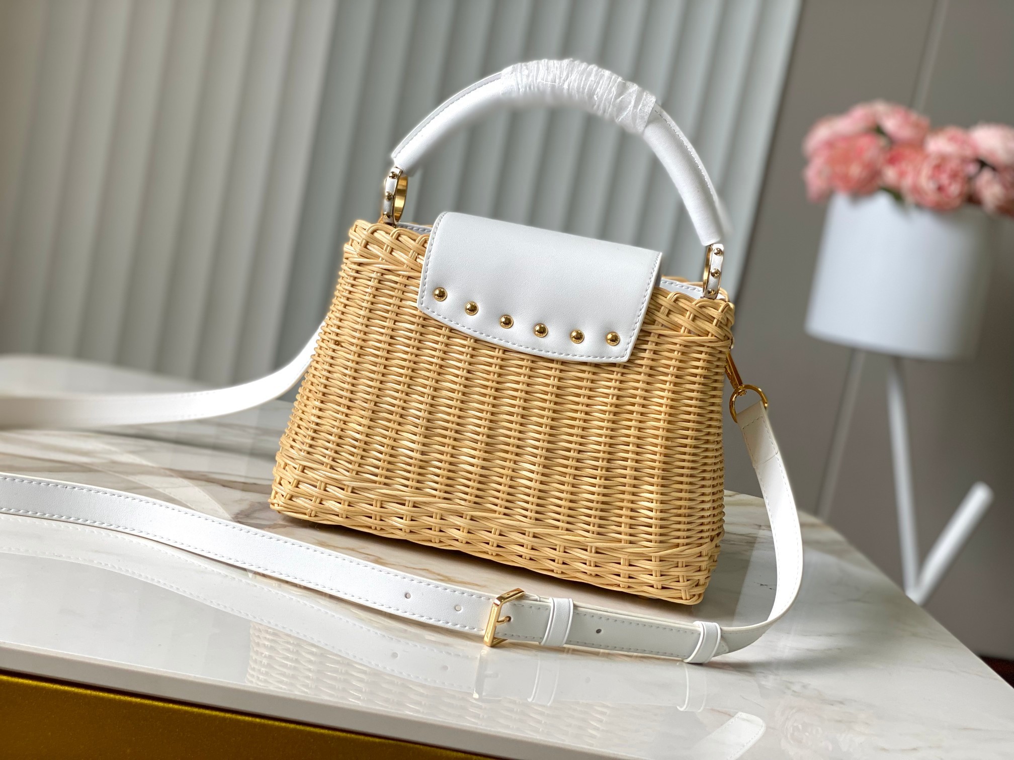 🔹特级精品🔹动态芯片🔹M26004/M白印花竹篮🔹本款Capucines手袋向路易威登于1892年推出的