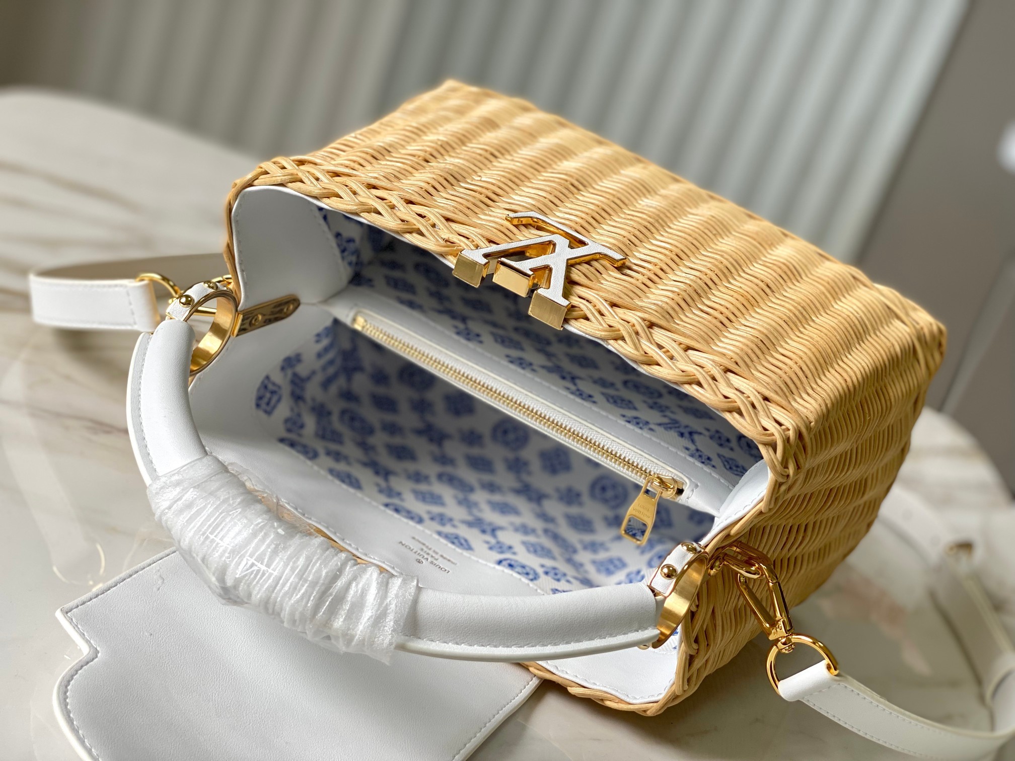 🔹特级精品🔹动态芯片🔹M26004/M白印花竹篮🔹本款Capucines手袋向路易威登于1892年推出的