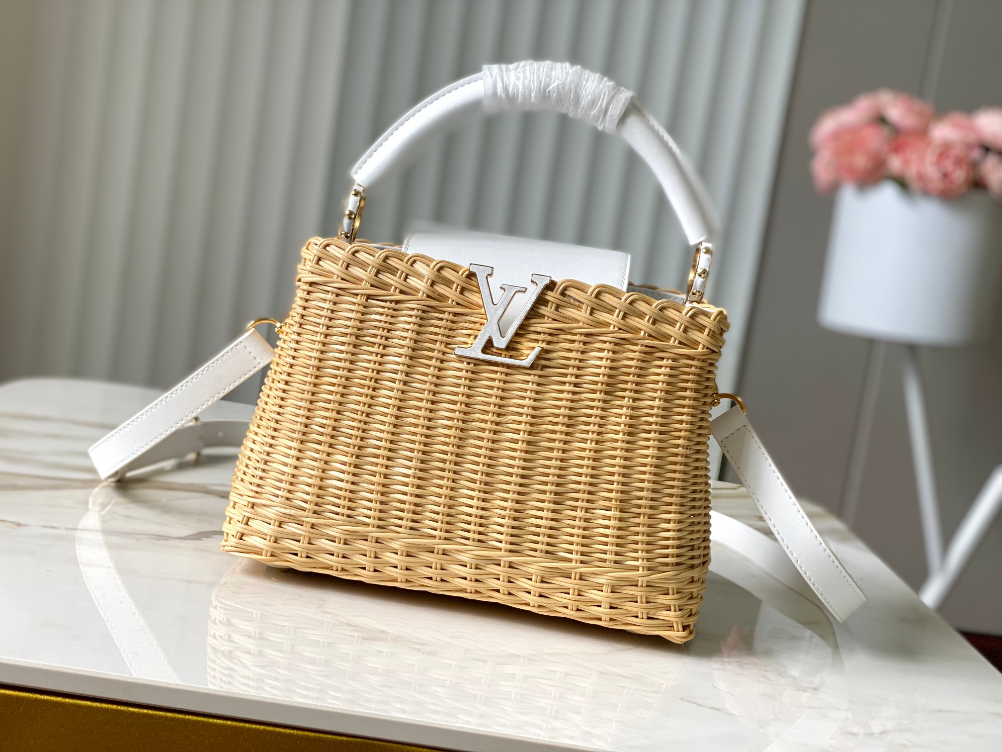 🔹特级精品🔹动态芯片🔹M26004/M白印花竹篮🔹本款Capucines手袋向路易威登于1892年推出的