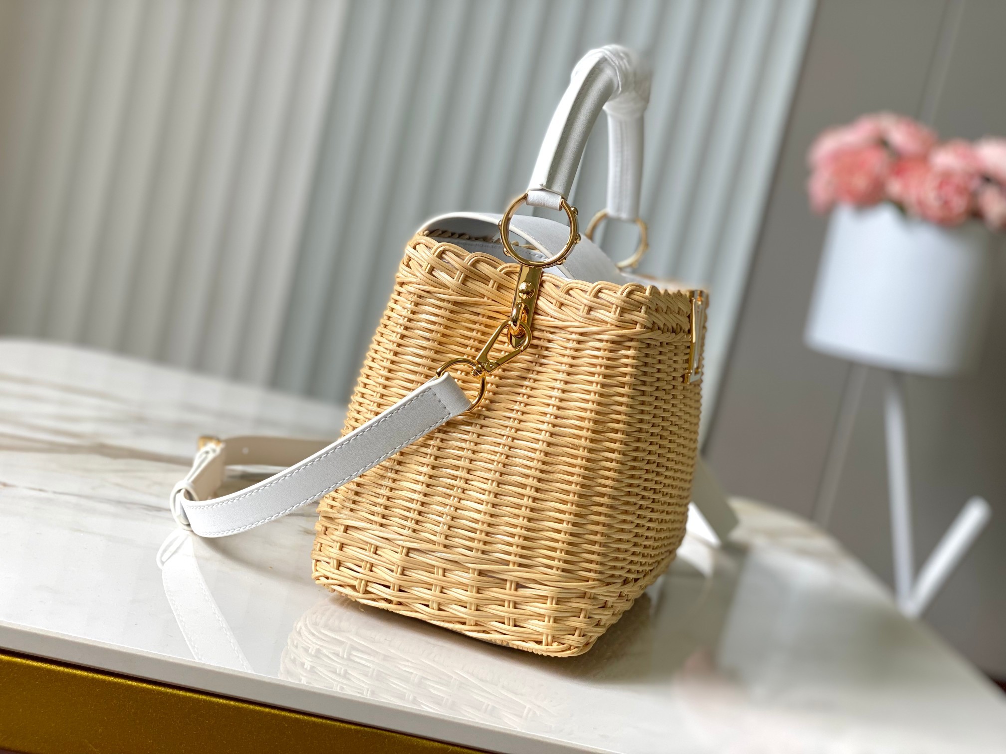 🔹特级精品🔹动态芯片🔹M26004/M白印花竹篮🔹本款Capucines手袋向路易威登于1892年推出的