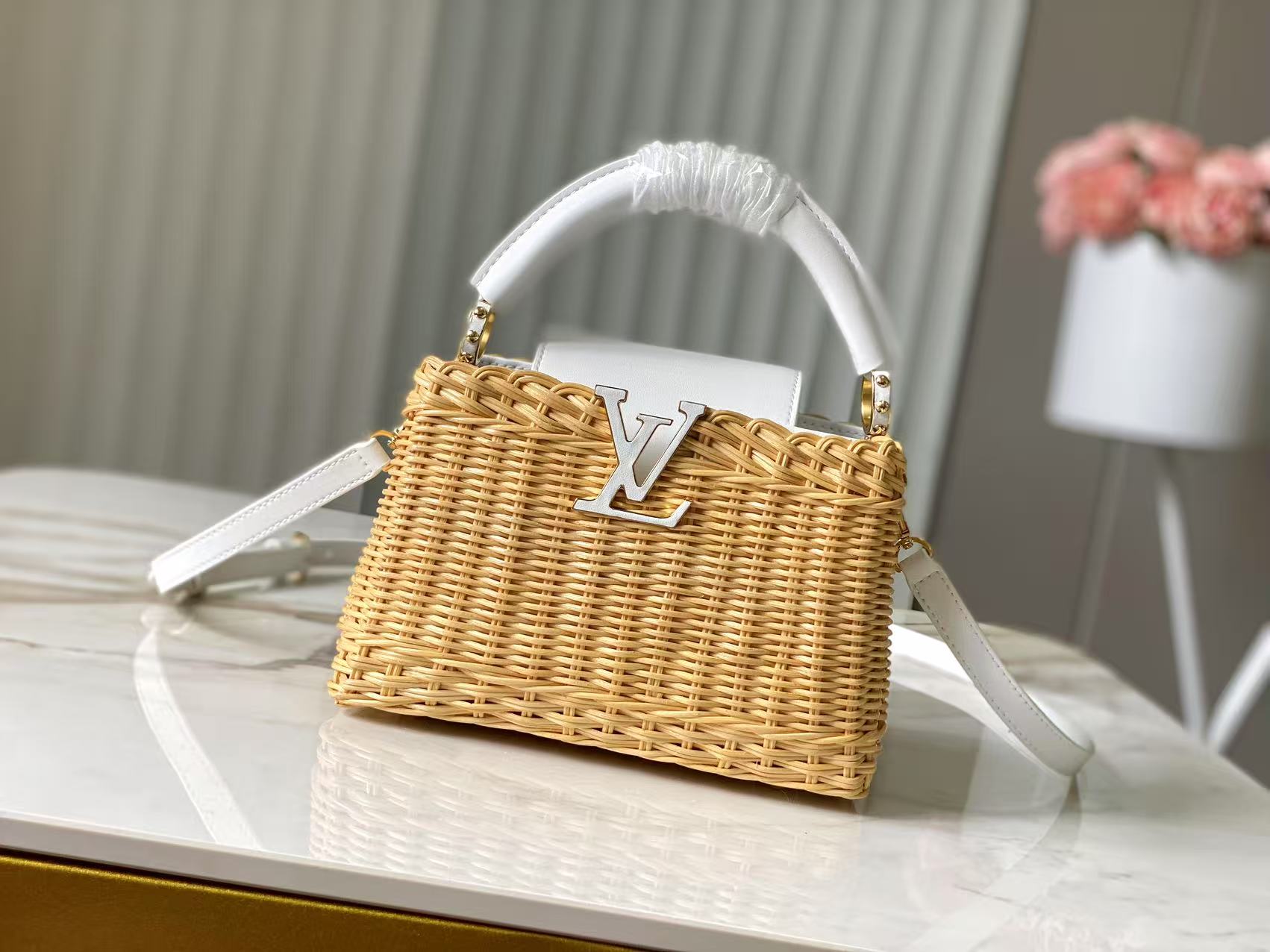 🔹正品原料🔹动态芯片🔹M26004/M48865白印花竹篮🔹本款Capucines手袋向路易威登于189