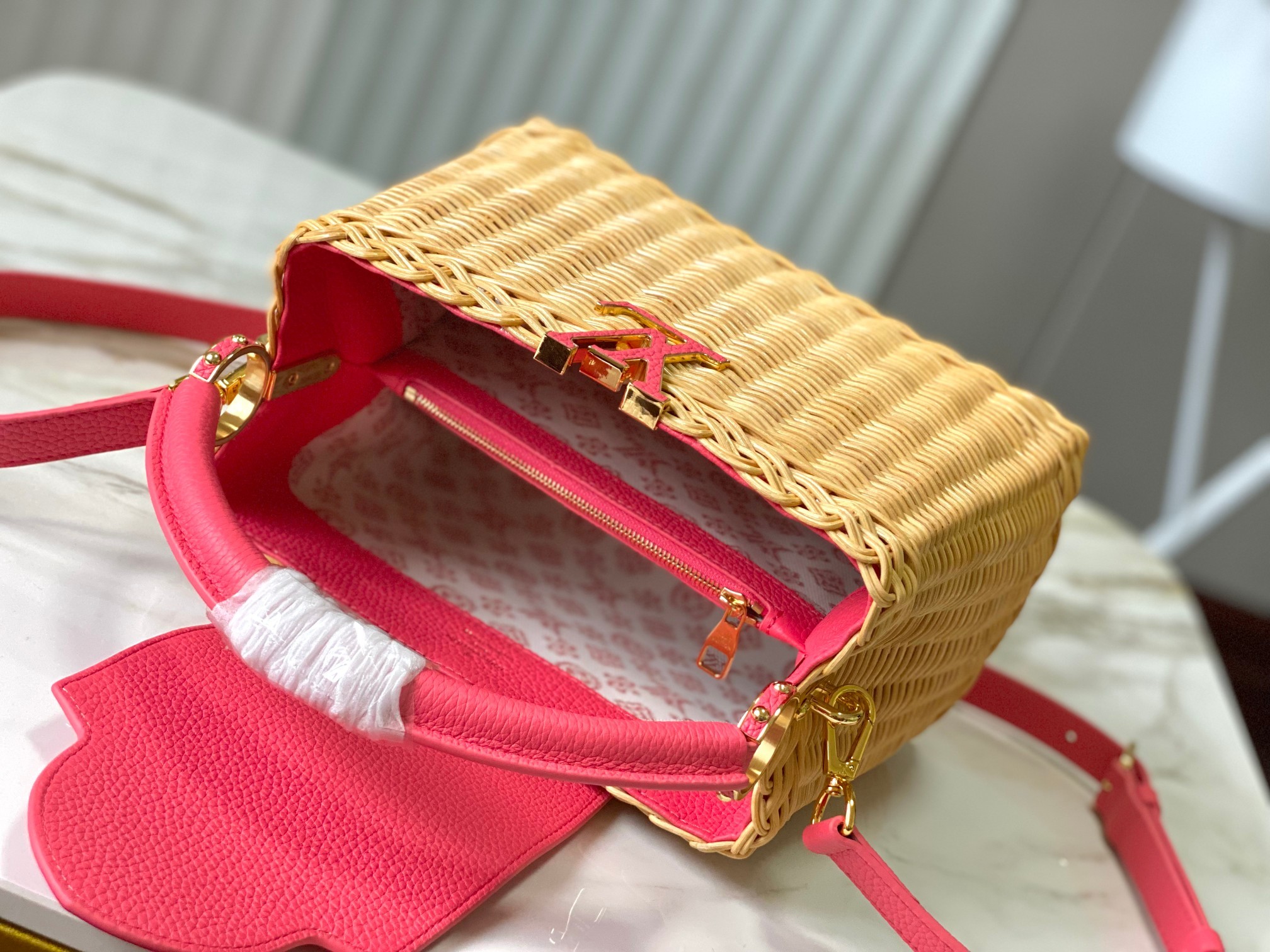 🔹正品原料🔹动态芯片🔹M26005/M48865唇膏粉印花竹篮🔹本款Capucines手袋向路易威登于1