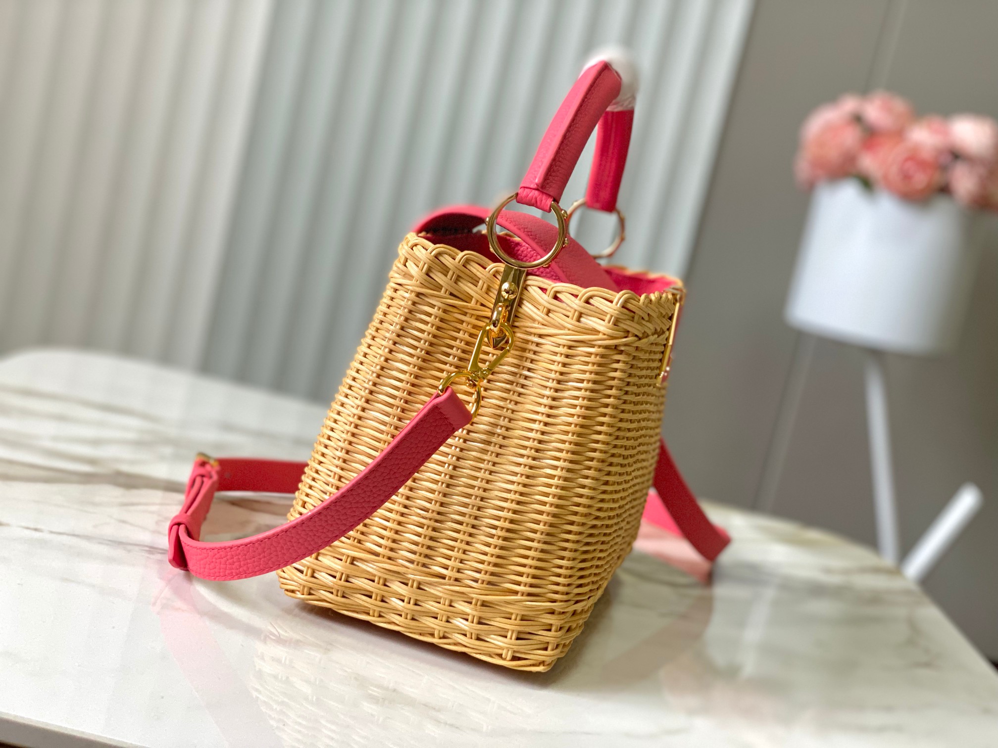 🔹正品原料🔹动态芯片🔹M26005/M48865唇膏粉印花竹篮🔹本款Capucines手袋向路易威登于1