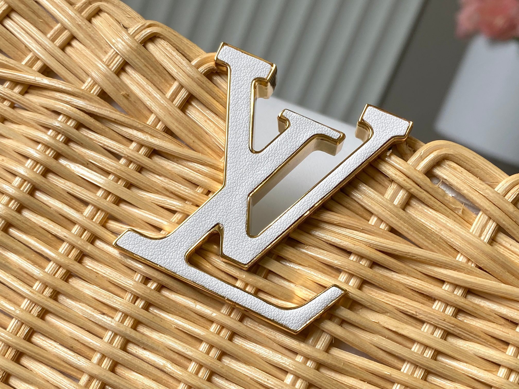 🔹特级精品🔹动态芯片🔹M26004/M白印花竹篮🔹本款Capucines手袋向路易威登于1892年推出的