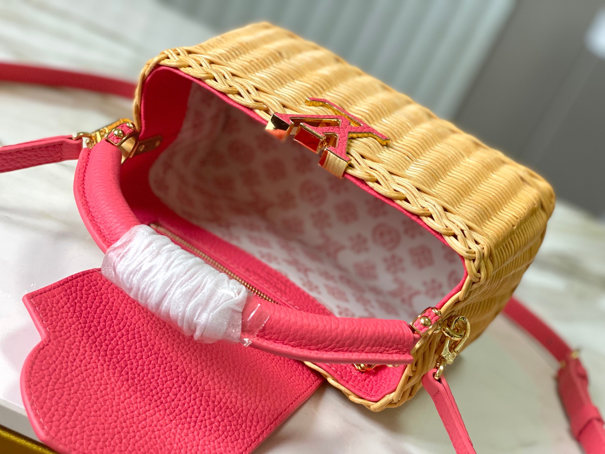 🔹正品原料🔹动态芯片🔹M26005/M48865唇膏粉印花竹篮🔹本款Capucines手袋向路易威登于1