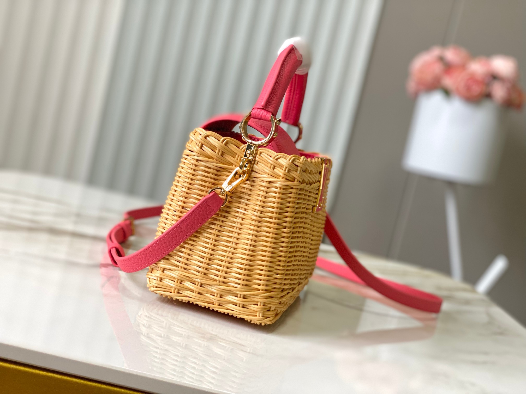 🔹正品原料🔹动态芯片🔹M26005/M48865唇膏粉印花竹篮🔹本款Capucines手袋向路易威登于1