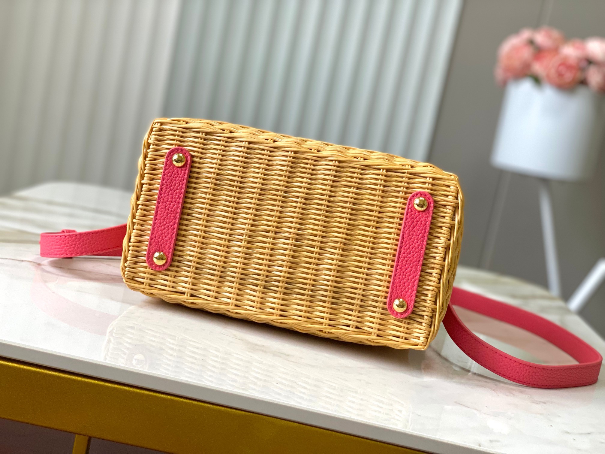 🔹正品原料🔹动态芯片🔹M26005/M48865唇膏粉印花竹篮🔹本款Capucines手袋向路易威登于1