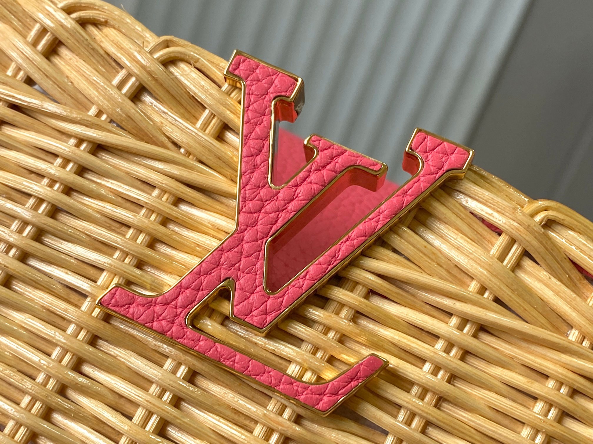 🔹正品原料🔹动态芯片🔹M26005/M48865唇膏粉印花竹篮🔹本款Capucines手袋向路易威登于1