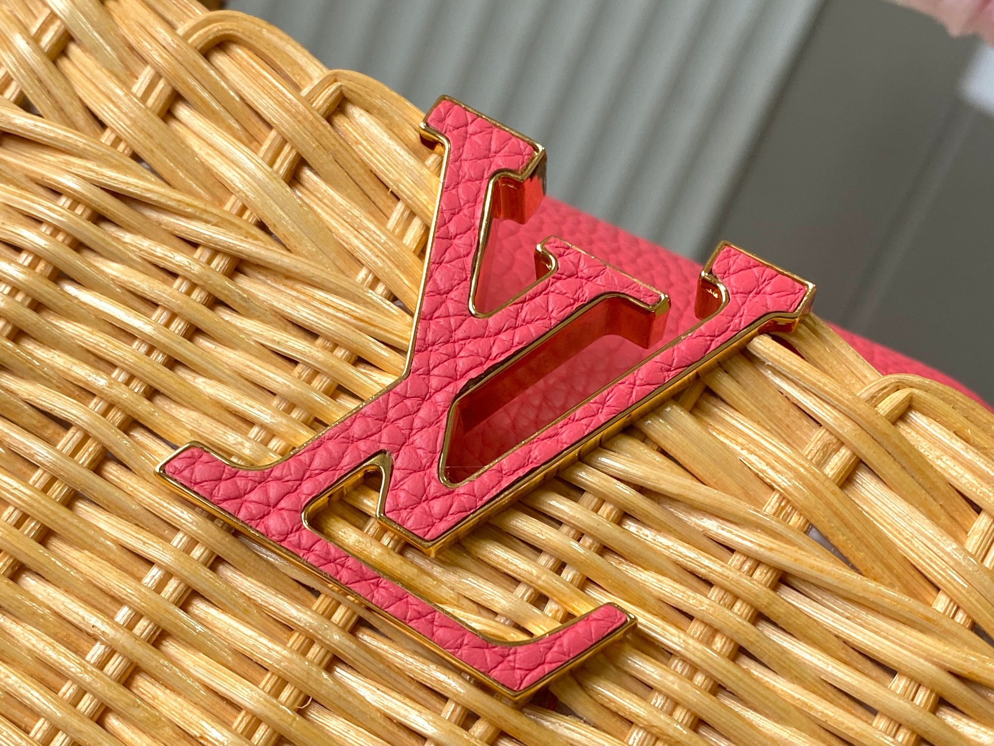 🔹正品原料🔹动态芯片🔹M26005/M48865唇膏粉印花竹篮🔹本款Capucines手袋向路易威登于1