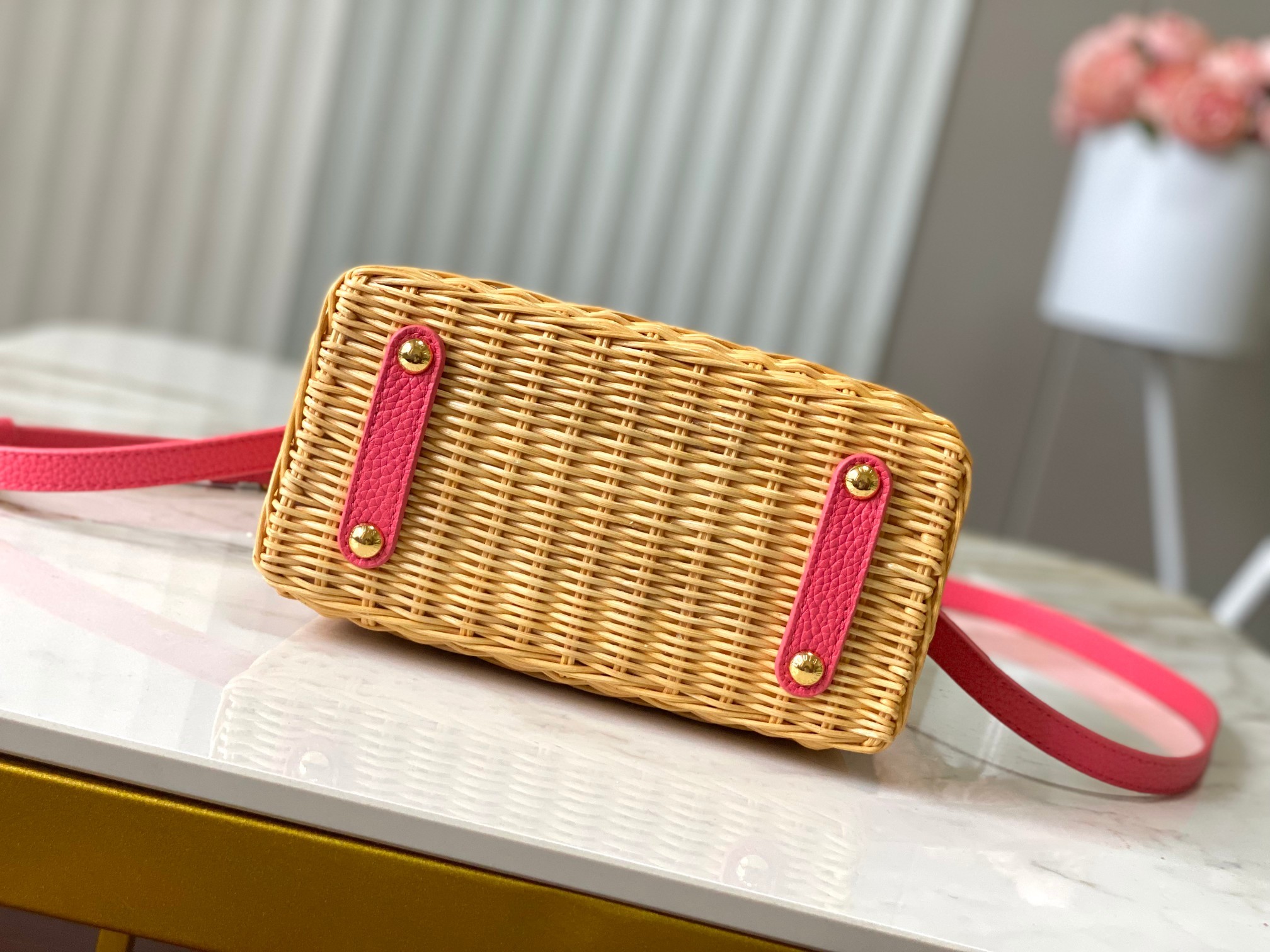 🔹正品原料🔹动态芯片🔹M26005/M48865唇膏粉印花竹篮🔹本款Capucines手袋向路易威登于1