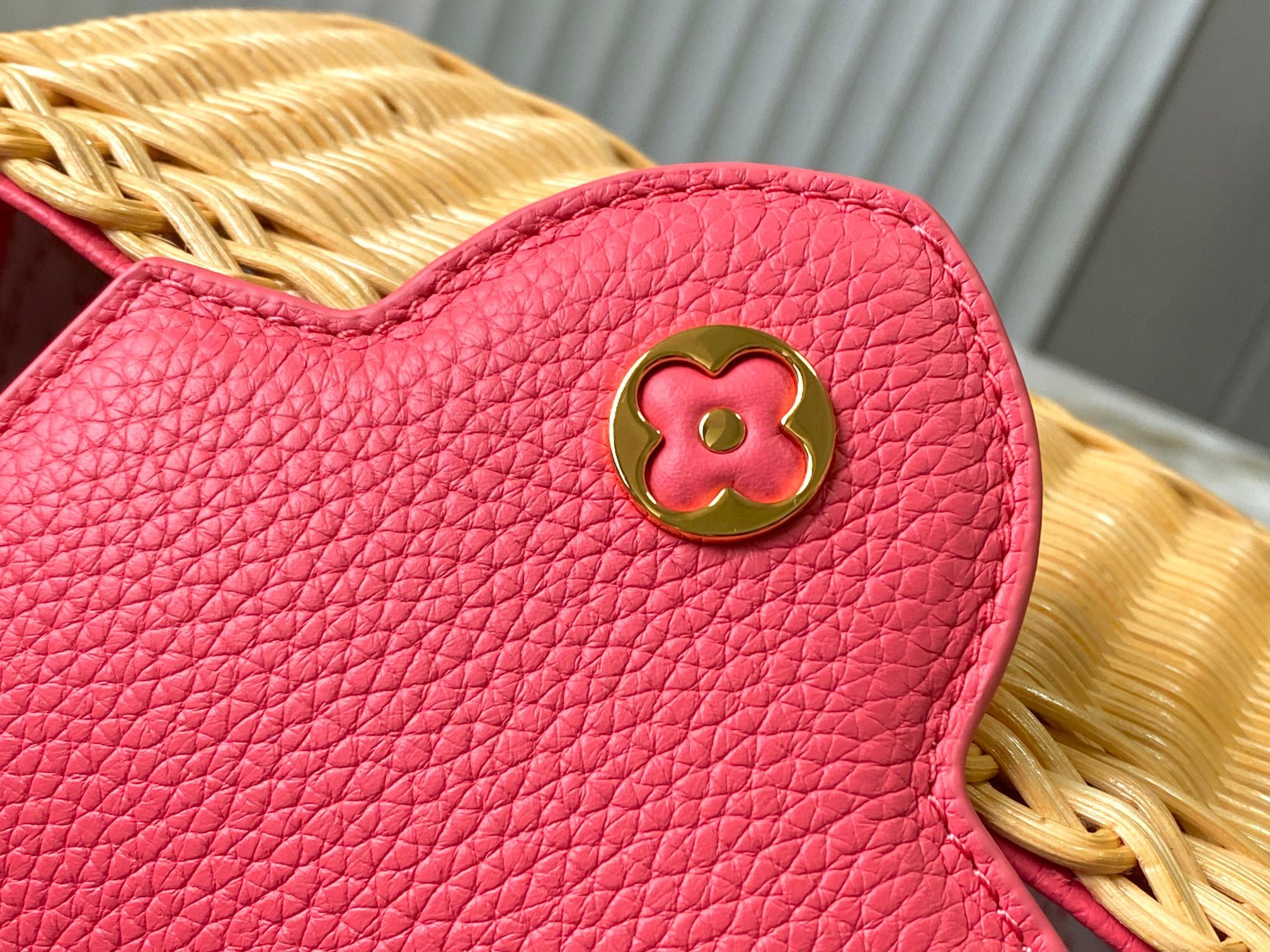 🔹正品原料🔹动态芯片🔹M26005/M48865唇膏粉印花竹篮🔹本款Capucines手袋向路易威登于1