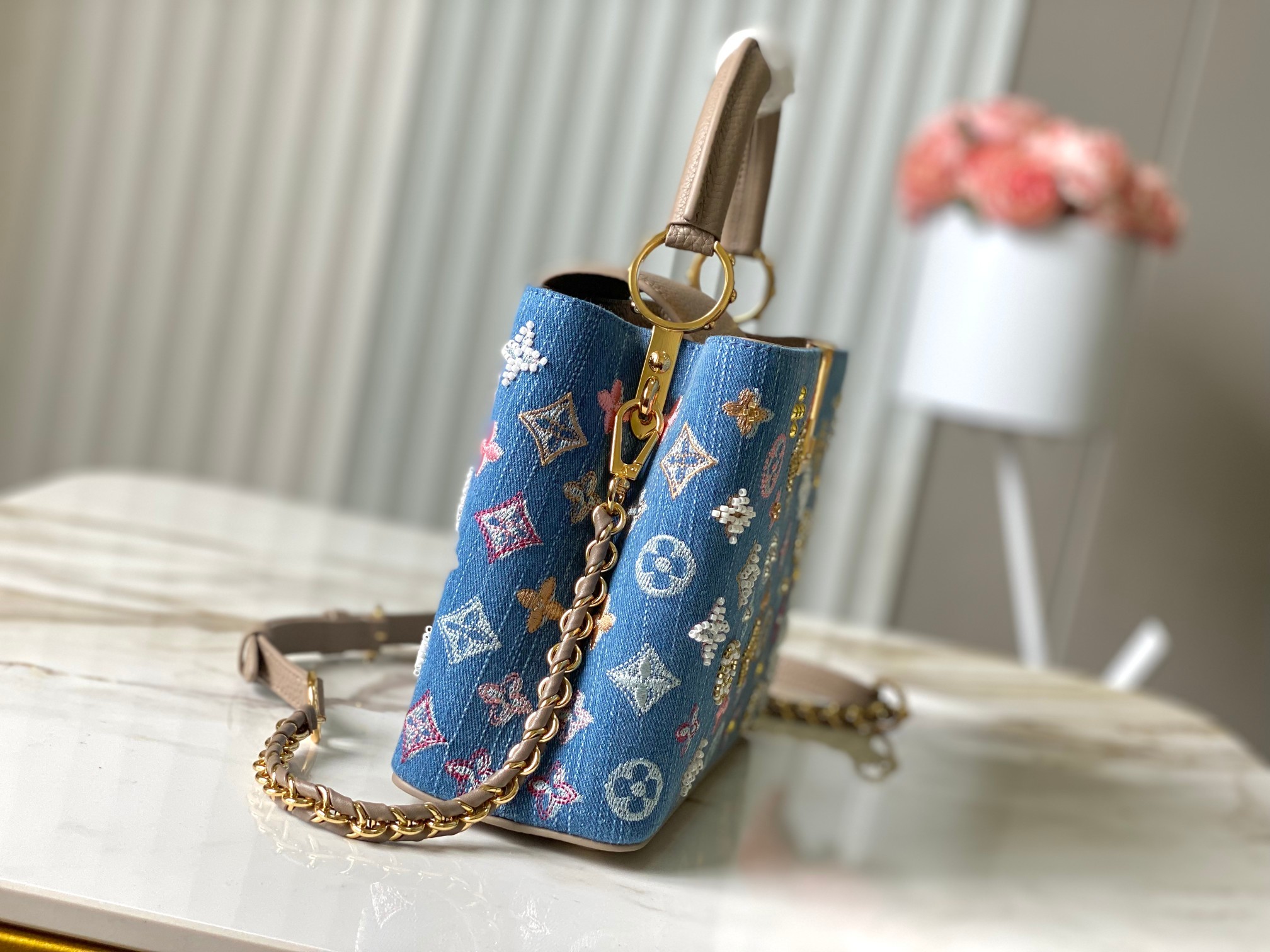 ❤️正品原料🔹动态芯片🔹M12947/M48865淡咖丹宁花朵刺绣款🔹本款 Capucines 手袋为M